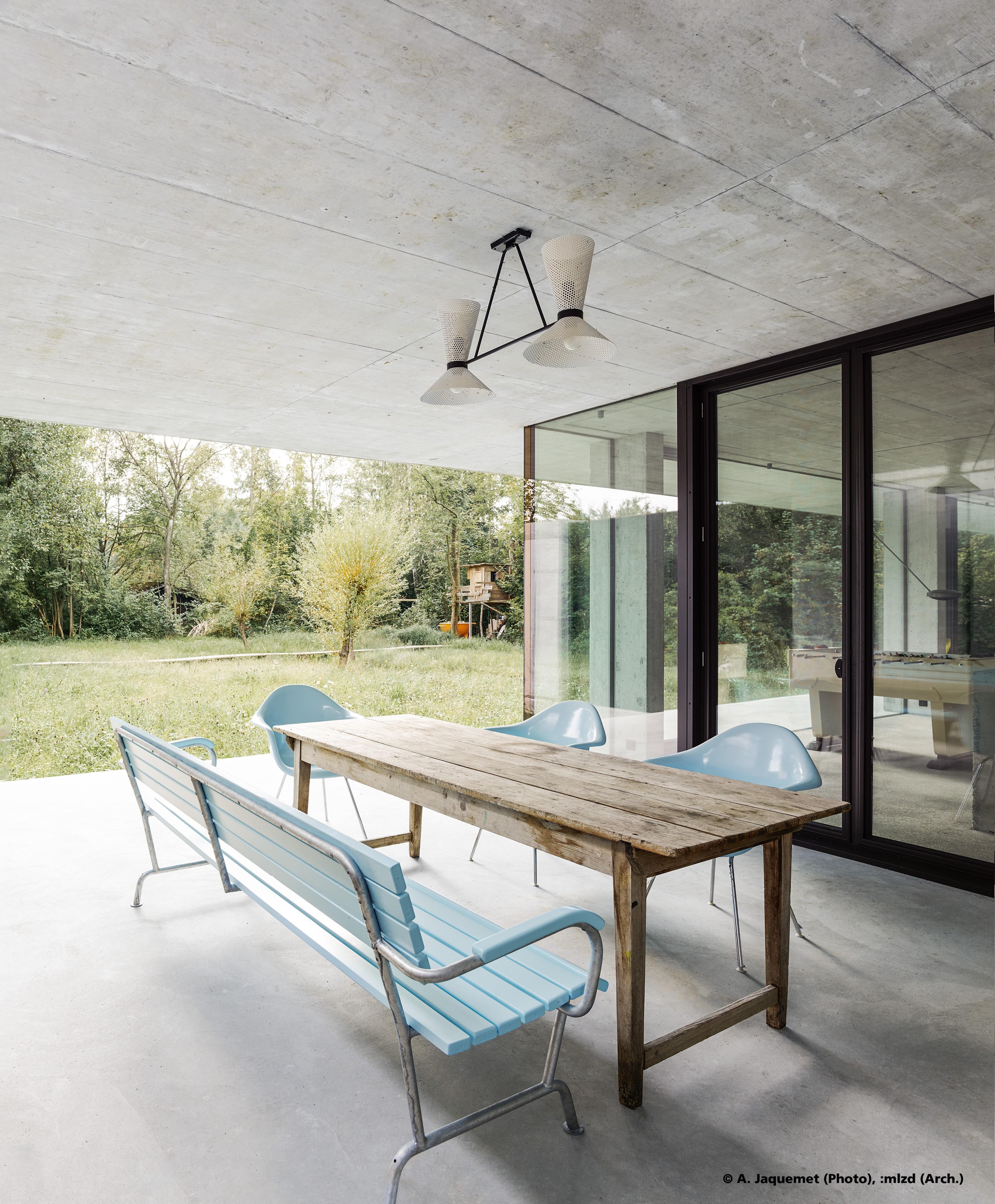  Tisch mit Stühlen und Bank auf einer Terrasse