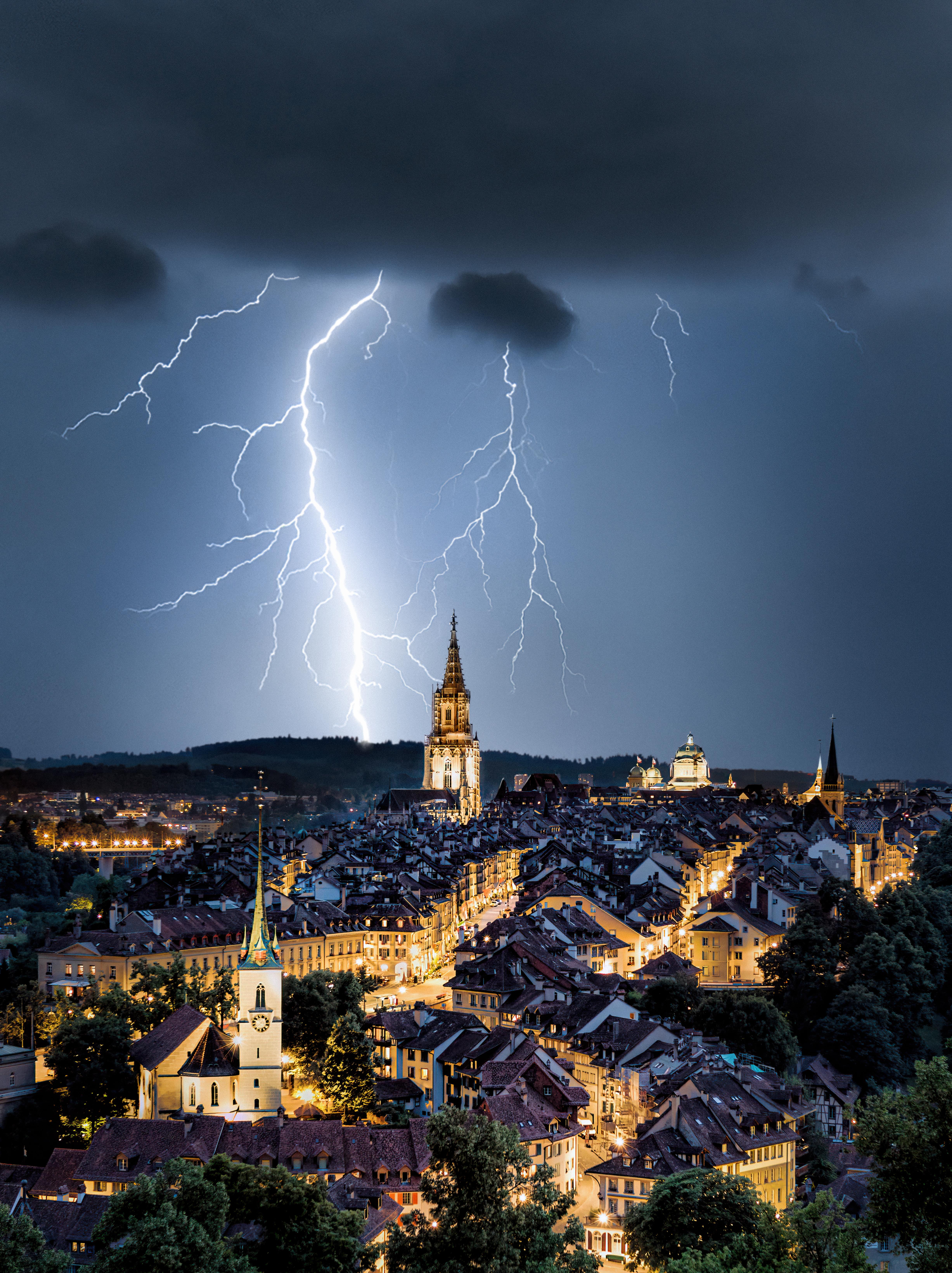  Blitz über der Stadt Bern