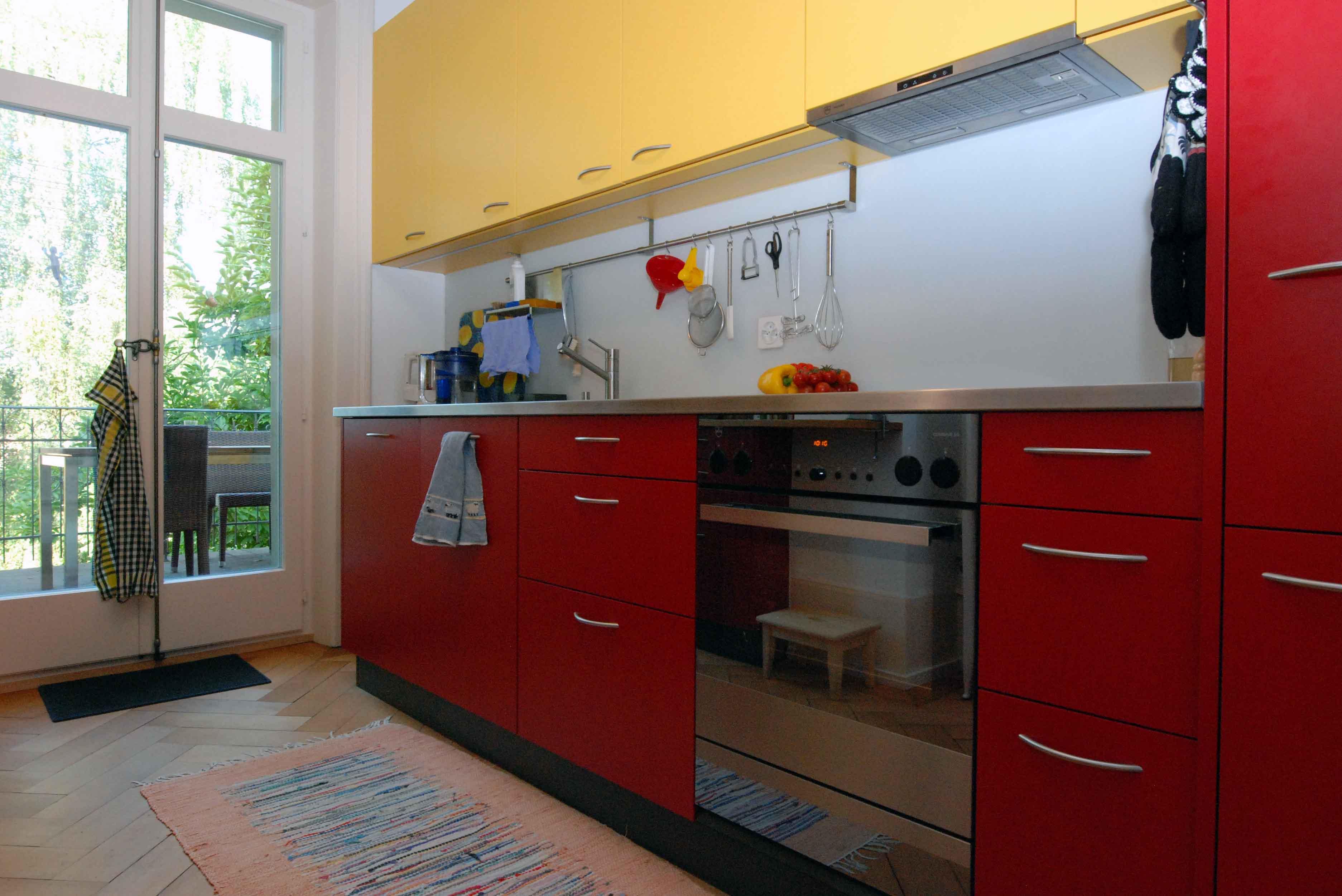 Architektur-Reportage Bern Denkmalschutz: renovierte Küche in rot und Gelb