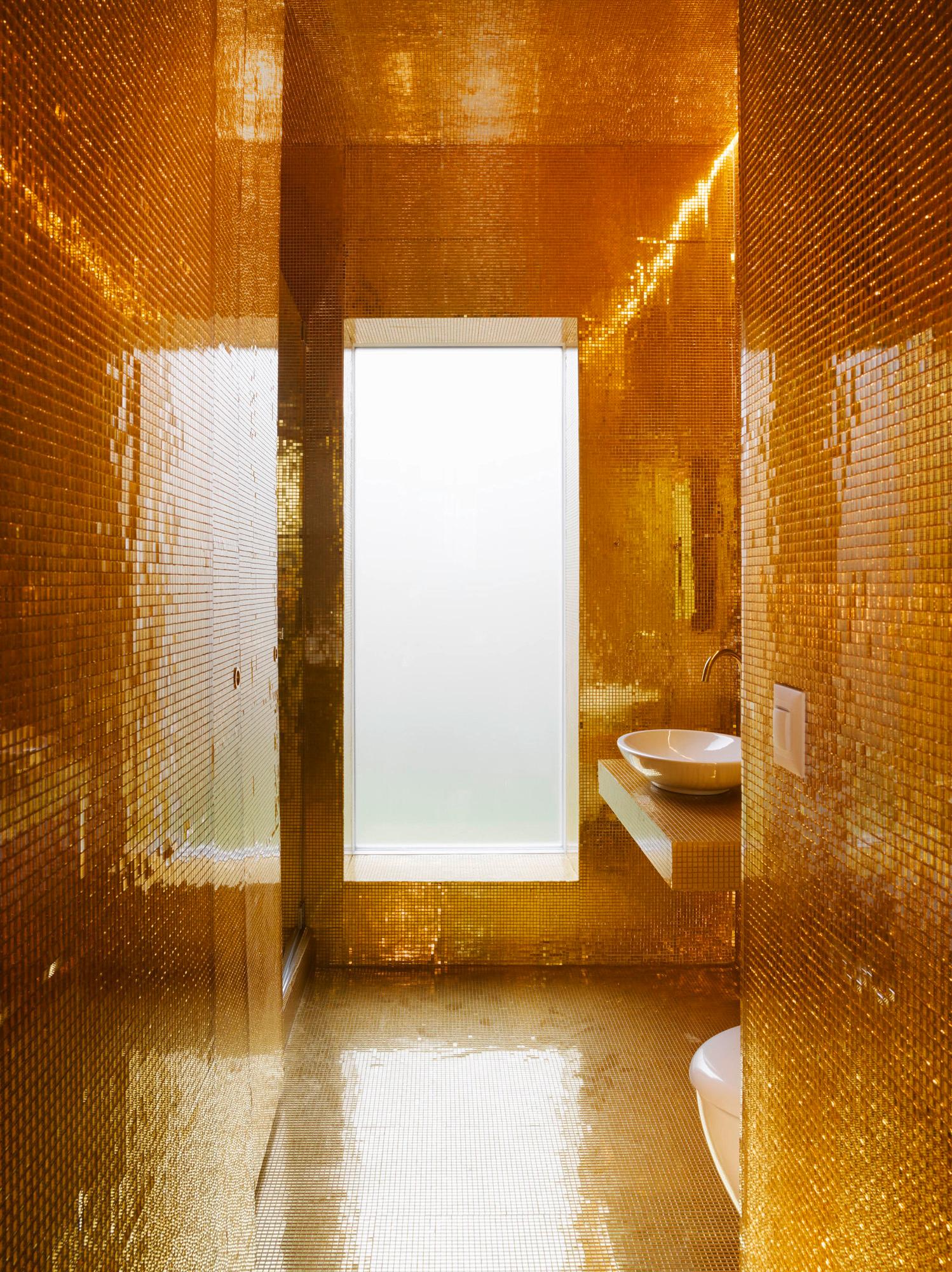 Architektur-Reportage Bern: luxuriöses Bad ausgekleidet mit Goldplättchen