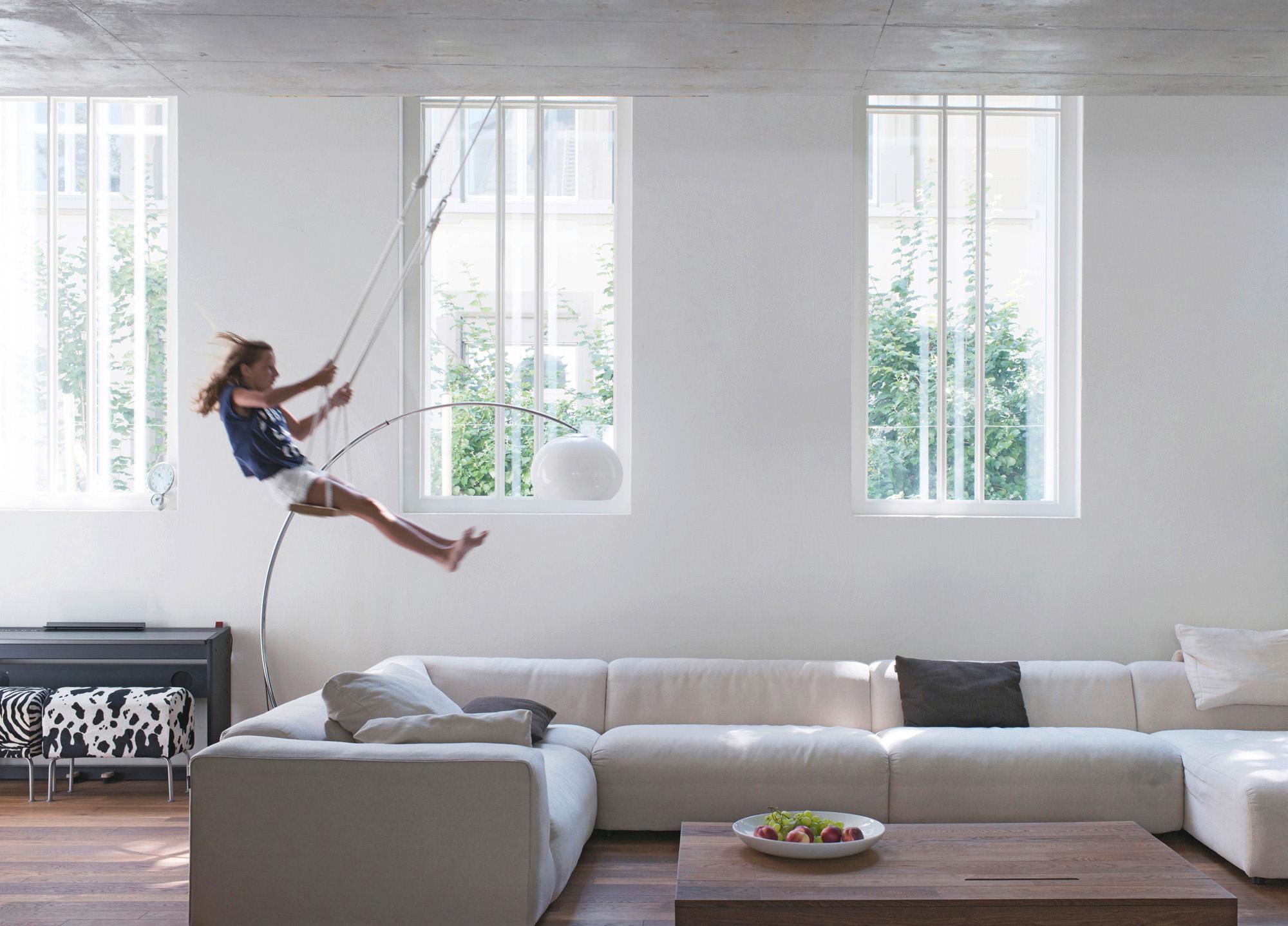 Architektur-Reportage Bern: die hohe Raumhöhe erlaubt sogar eine Kinderschaukel im Wohnzimmer