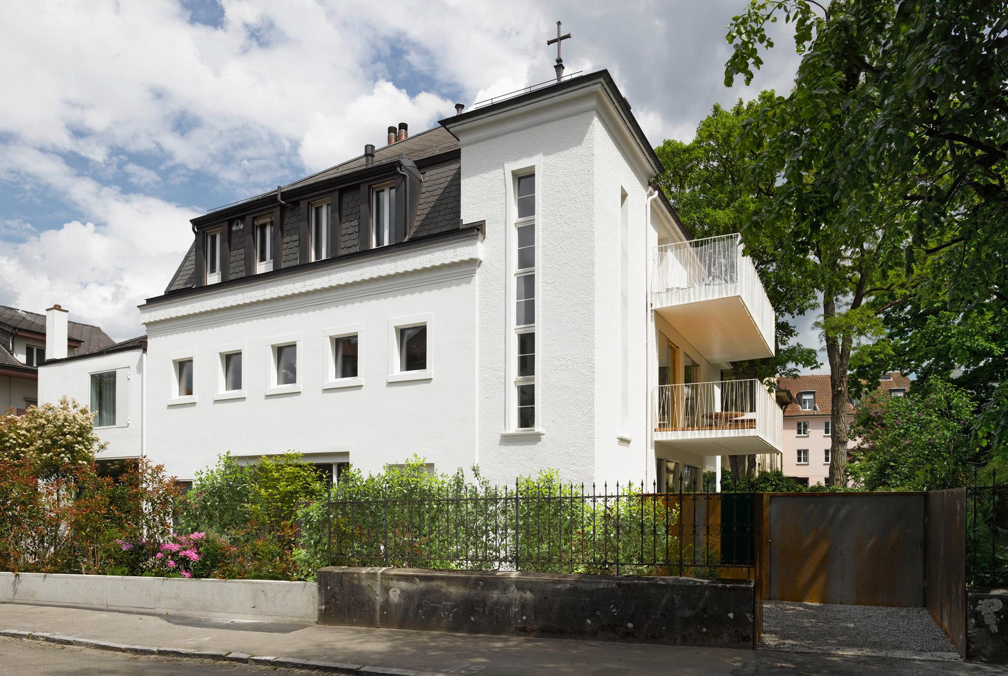 Architektur-Reportage Bern: ausser dem Kreuz auf dem Dach, erinnert kaum etwas an eine Kirche