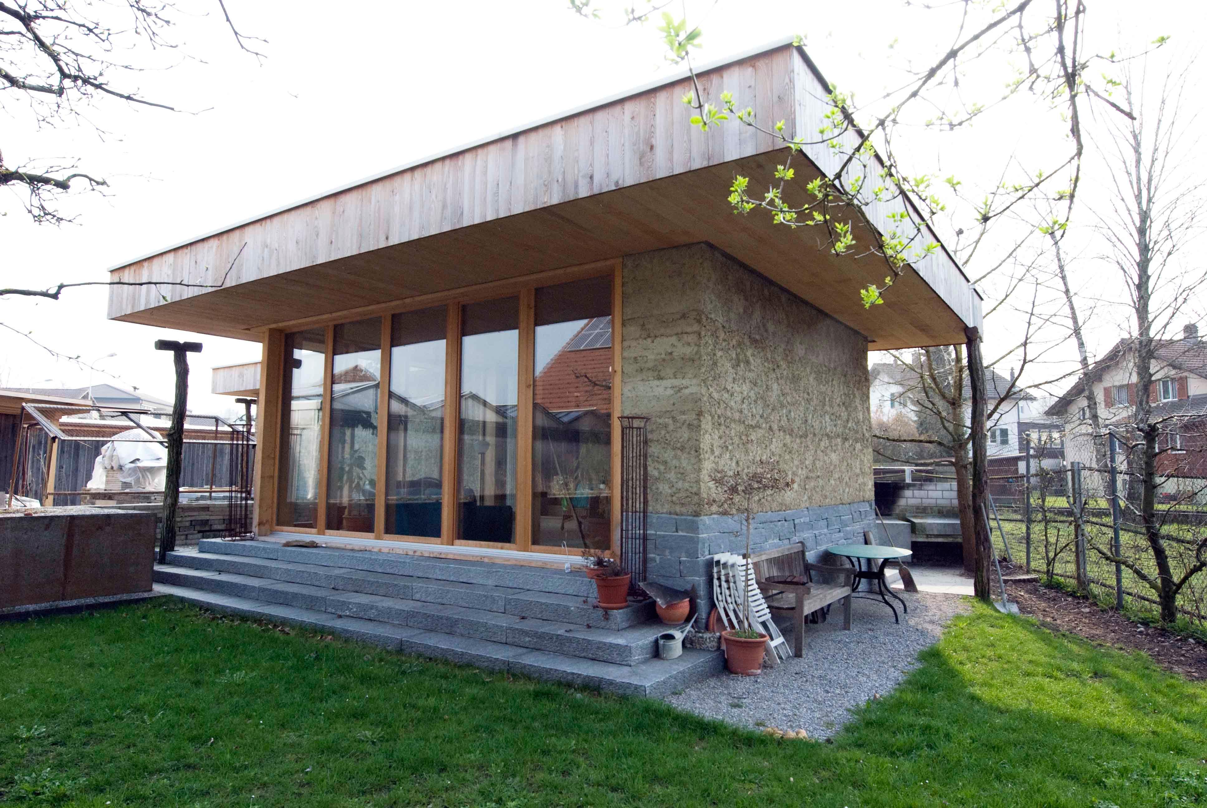 Architektur-Reportage Deitingen Autark: Fassade aus Glas, Holz und Wellerlehm