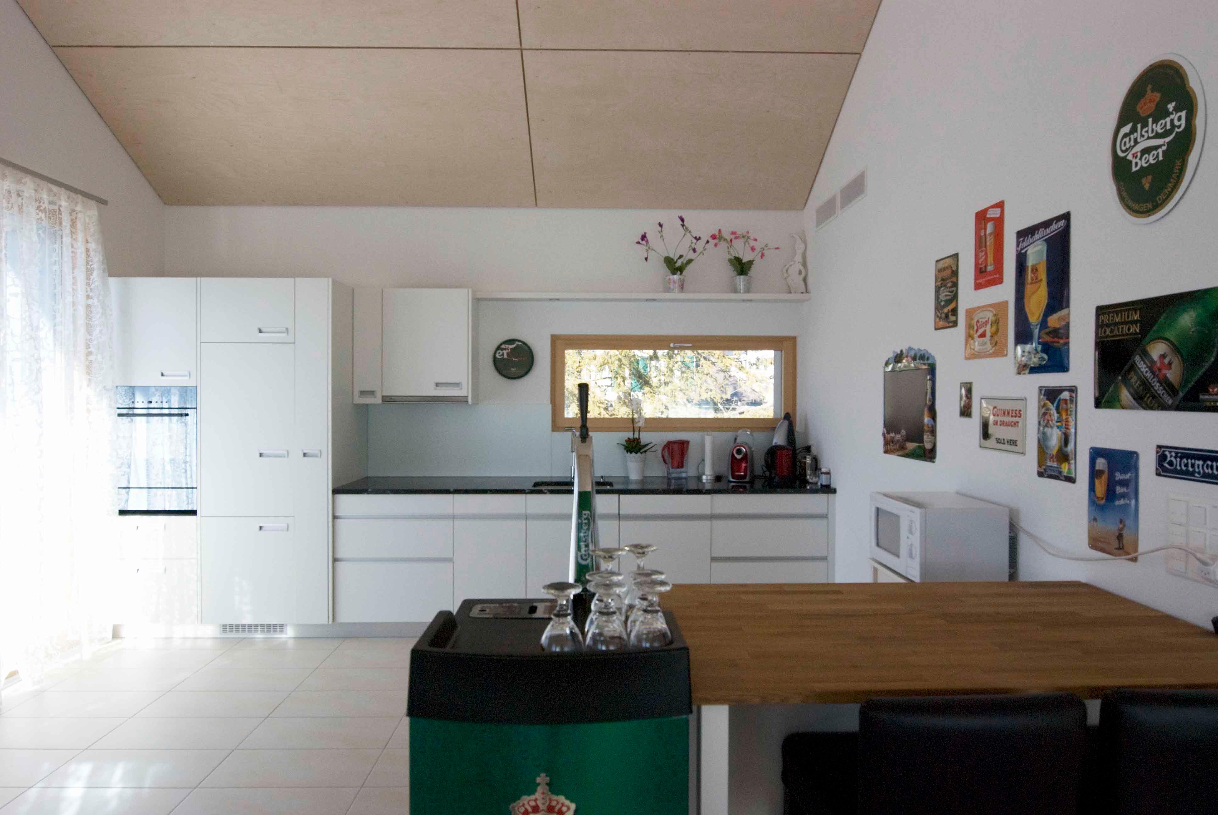 Architektur-Reportage Hasle Minergie-A-Eco: Küchen- und Essbereich ist in weiss gehalten