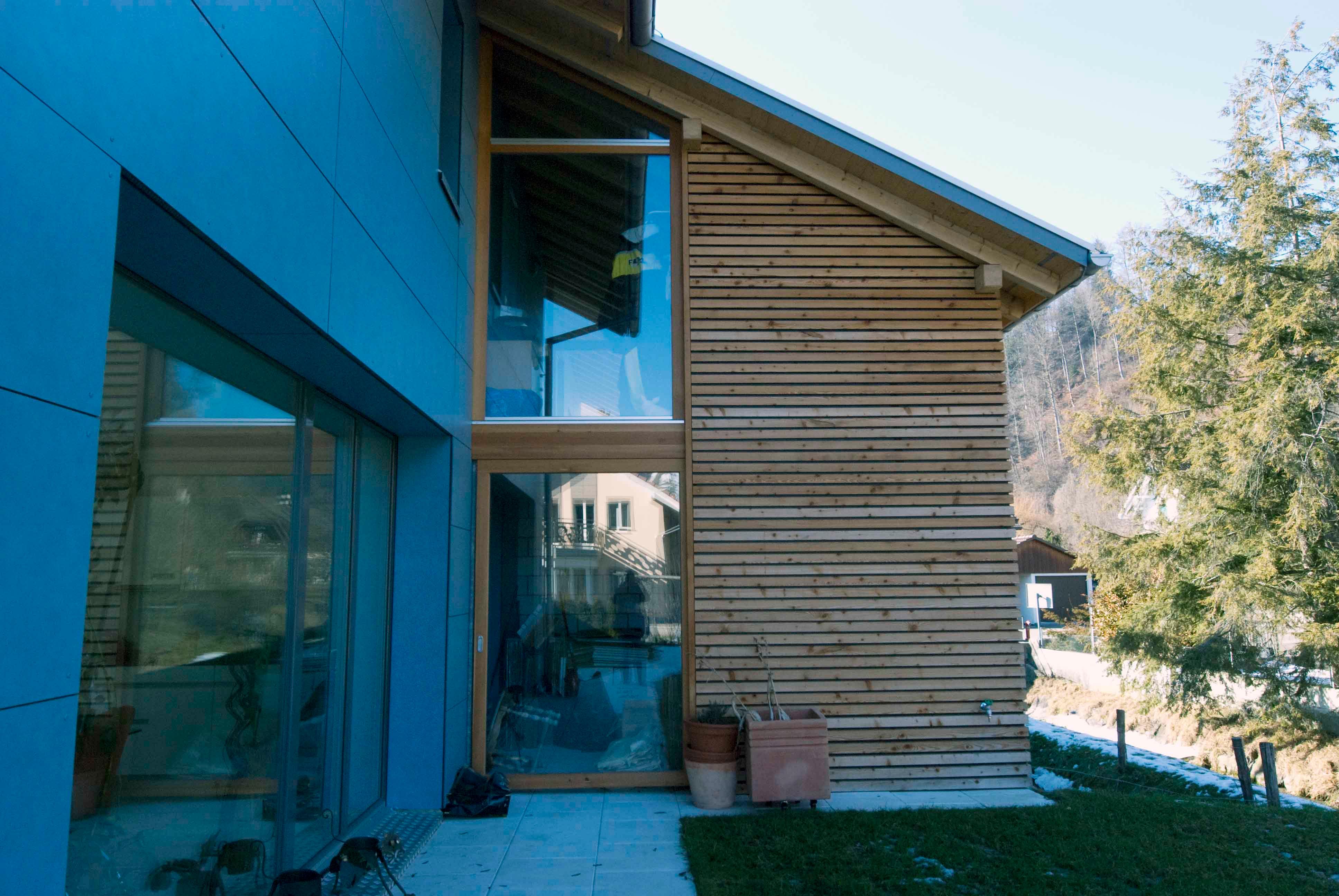 Architektur-Reportage Hasle Minergie-A-Eco: Anbau mit Holzfassade und grossen Fenster