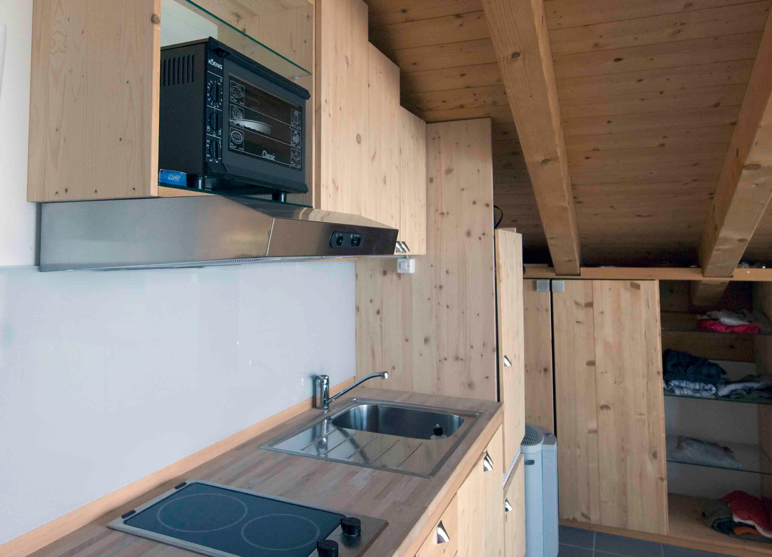 Architektur-Reportage Heiligenschwendi Umweltkranke: in der Küche ist Fichtenholz vorherrschend