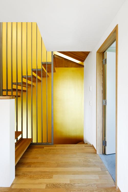 Architektur-Reportage Kilchberg Luxus: Blick ins Treppenhaus und auf verbindende Wand