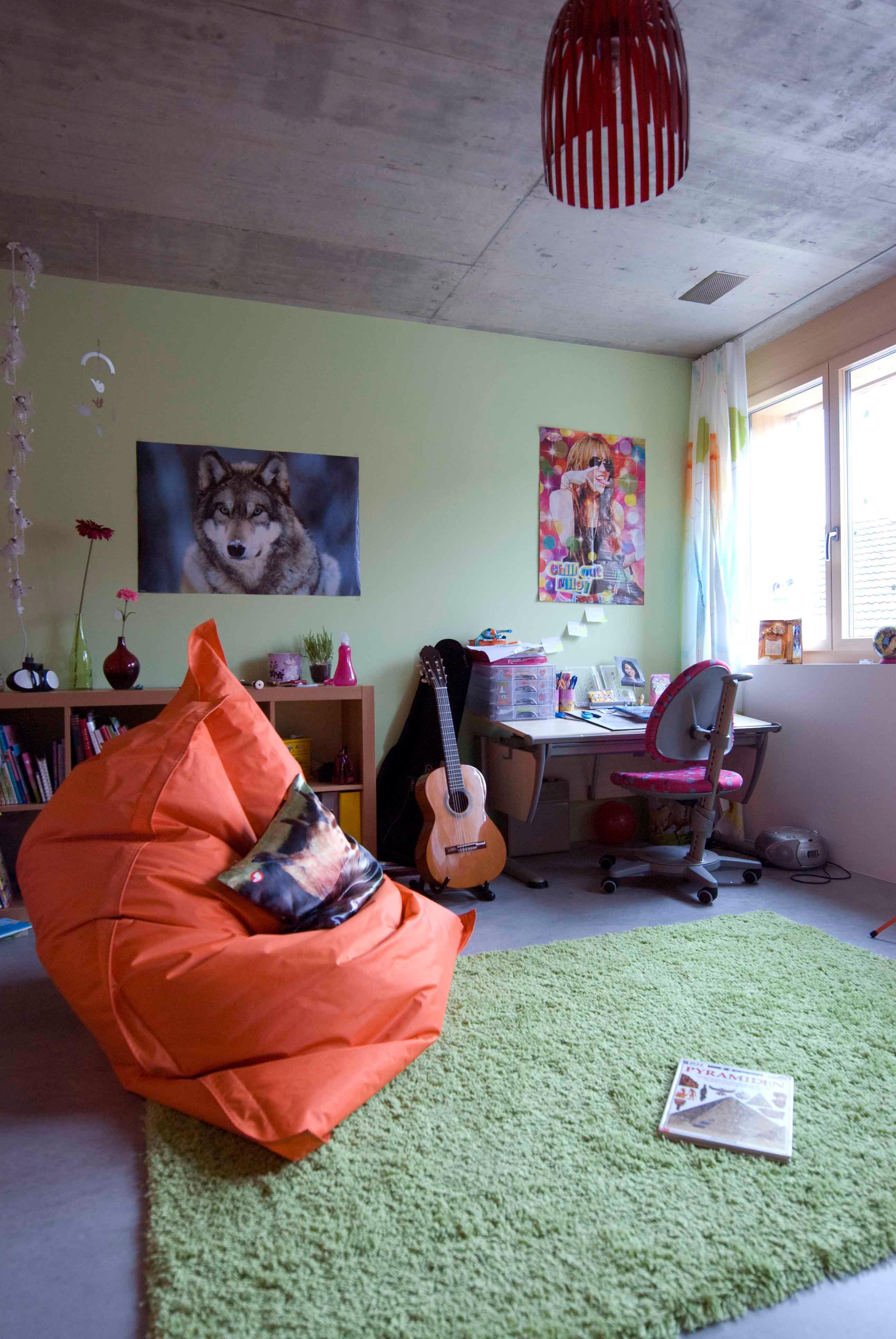 Architektur-Reportage Kirchberg Minergie-P: Teppich und Wand sorgen für Farbe im Kinderzimmer