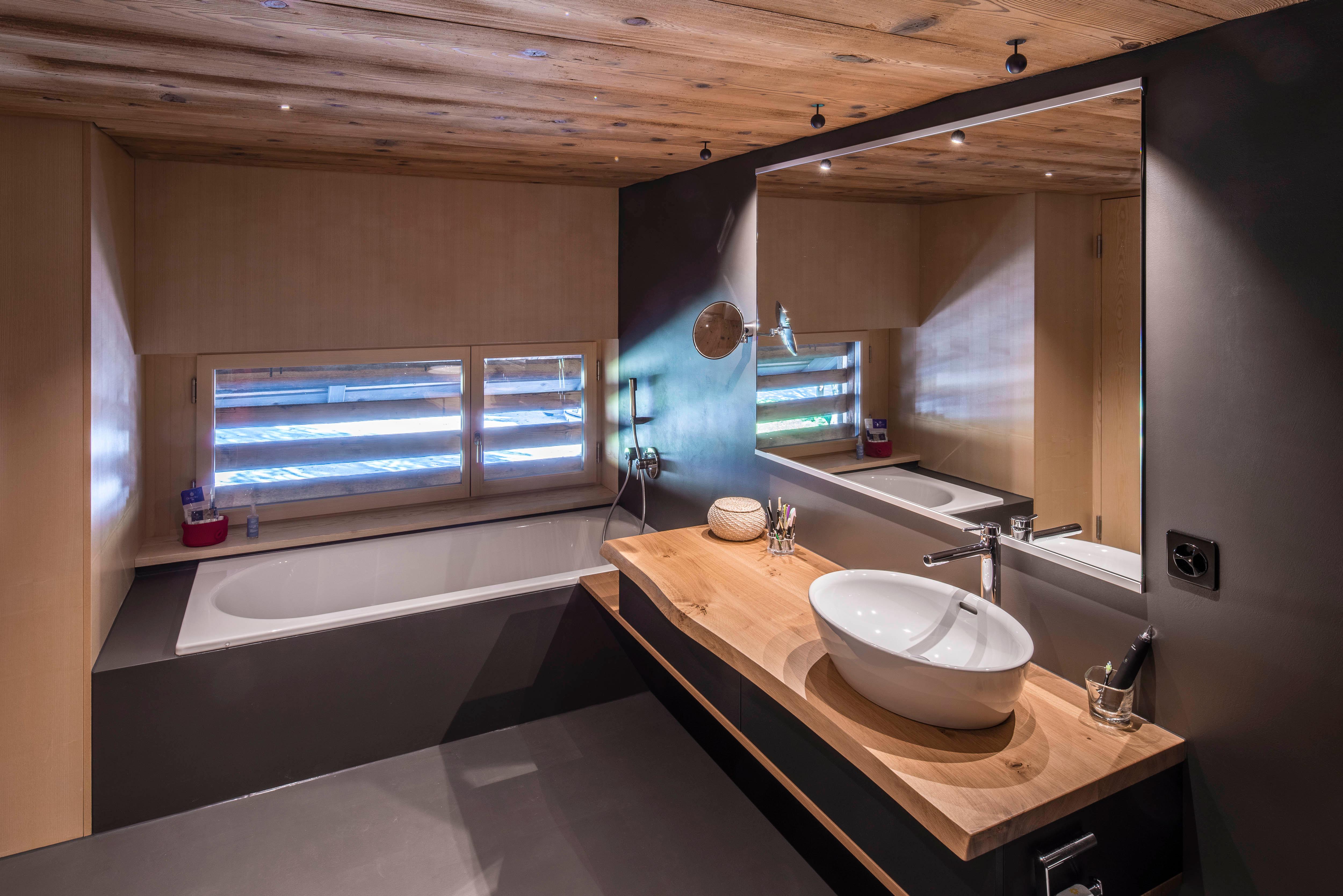 Architektur-Reportage Oppligen: grosses und luxuriöses Bad mit Holzelementen
