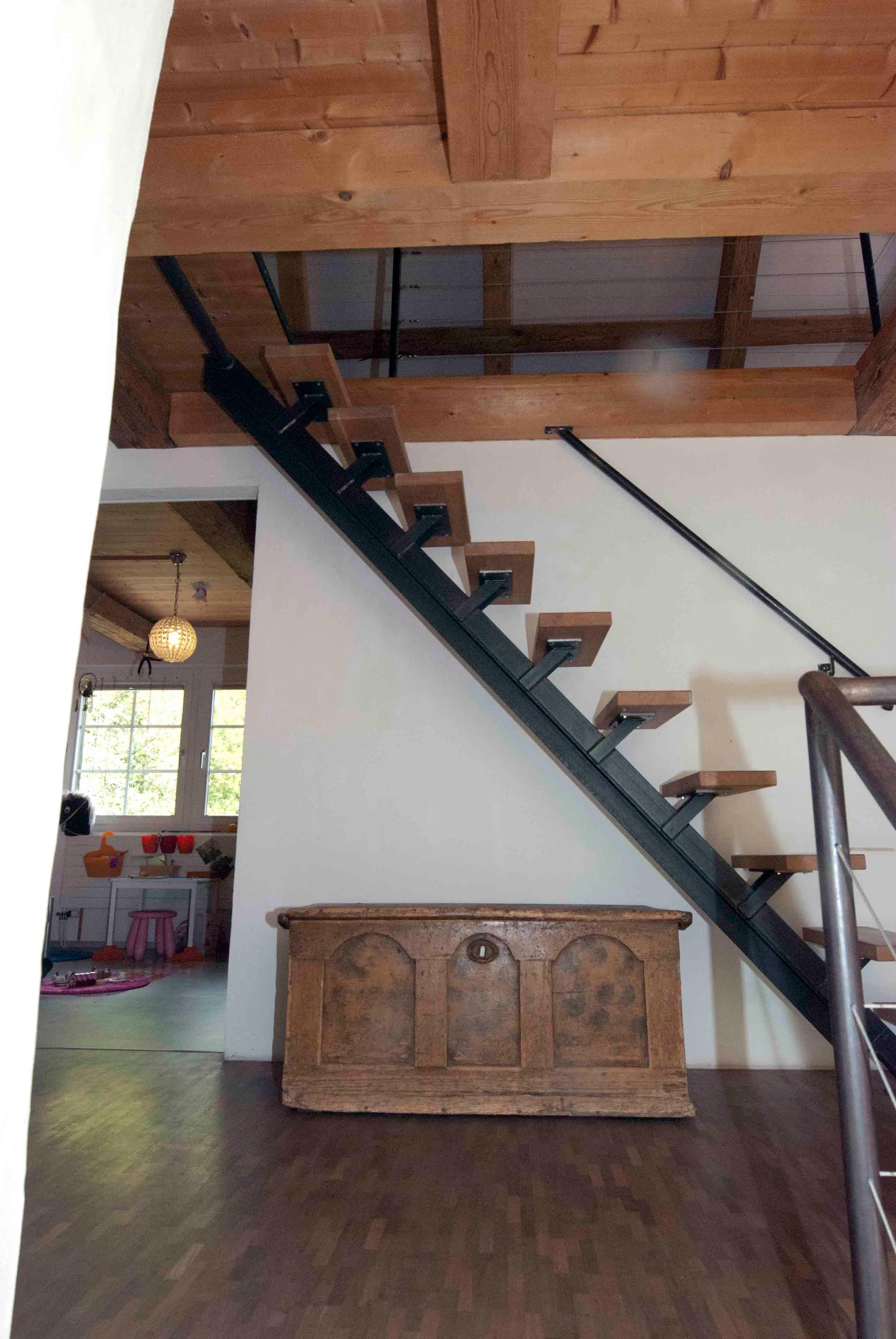  Architektur-Reportage: Umbau alte Mühle: Eine weitere Treppe führt auf den Estrich