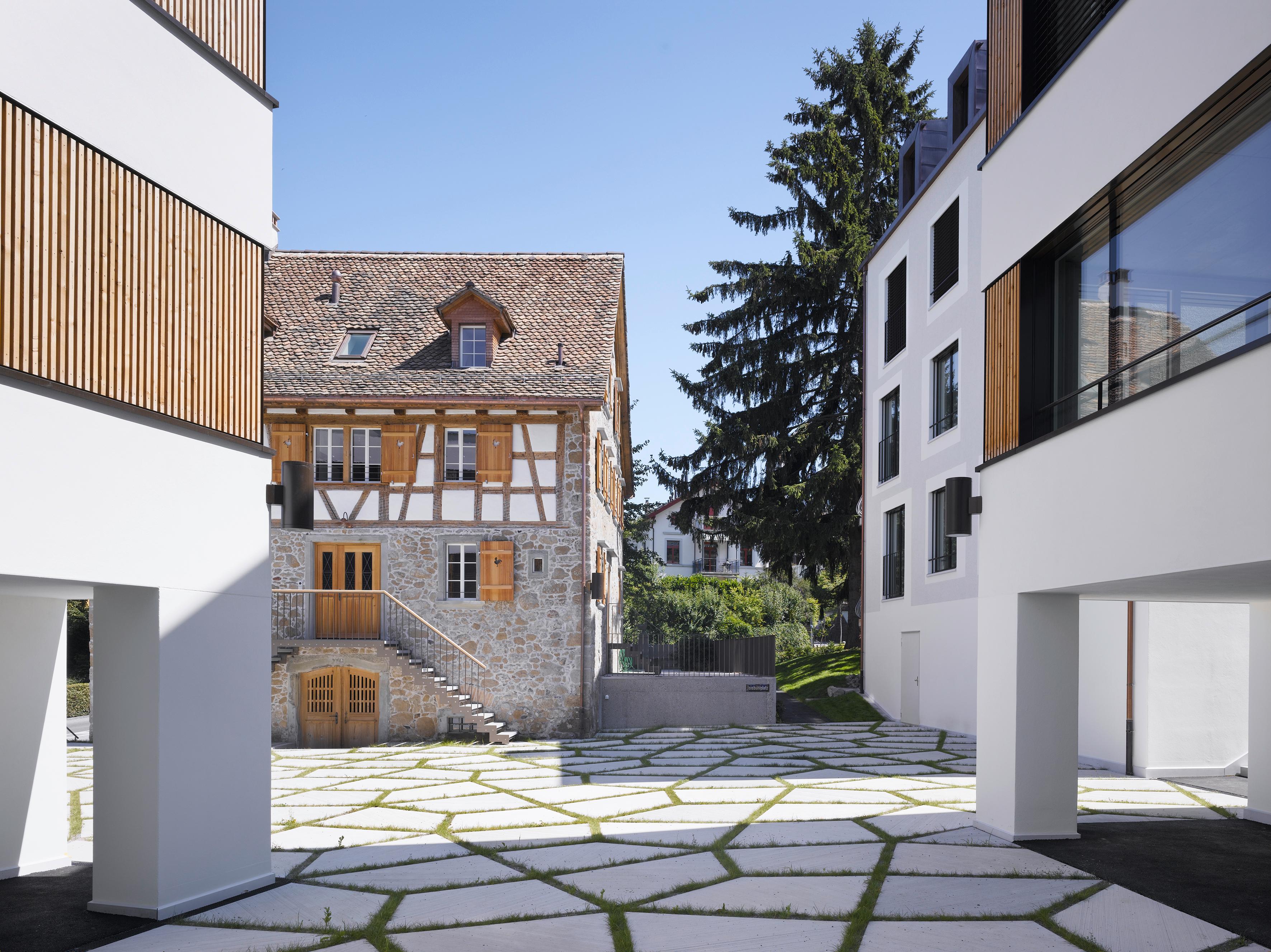    Architektur-Reportage Thalwil Areal: der Aussenbereich ist mit modernen Steinplatten gestaltet