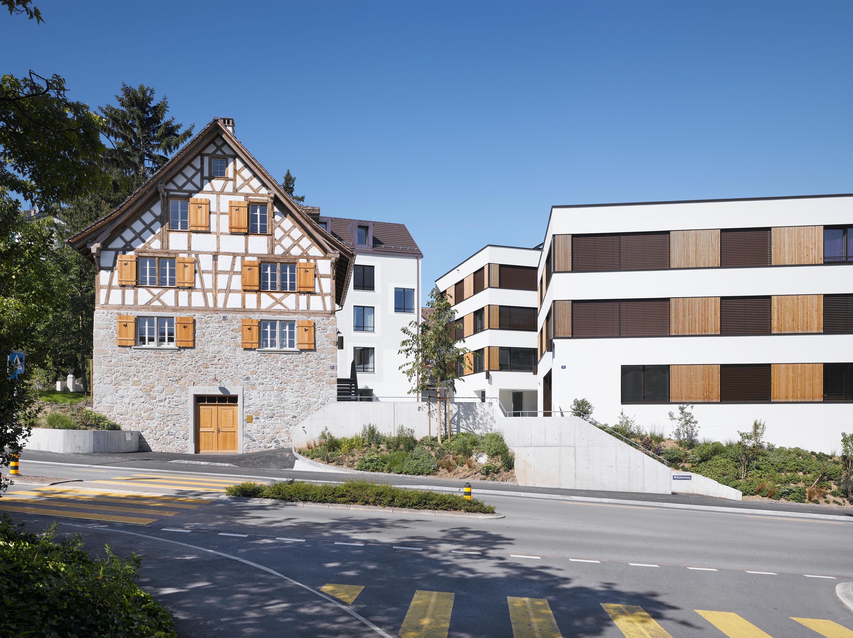 Architektur-Reportage Thalwil Areal: die Fassade ist in altem Stil gehalten, so beispielsweise mit Fensterläden aus Holz