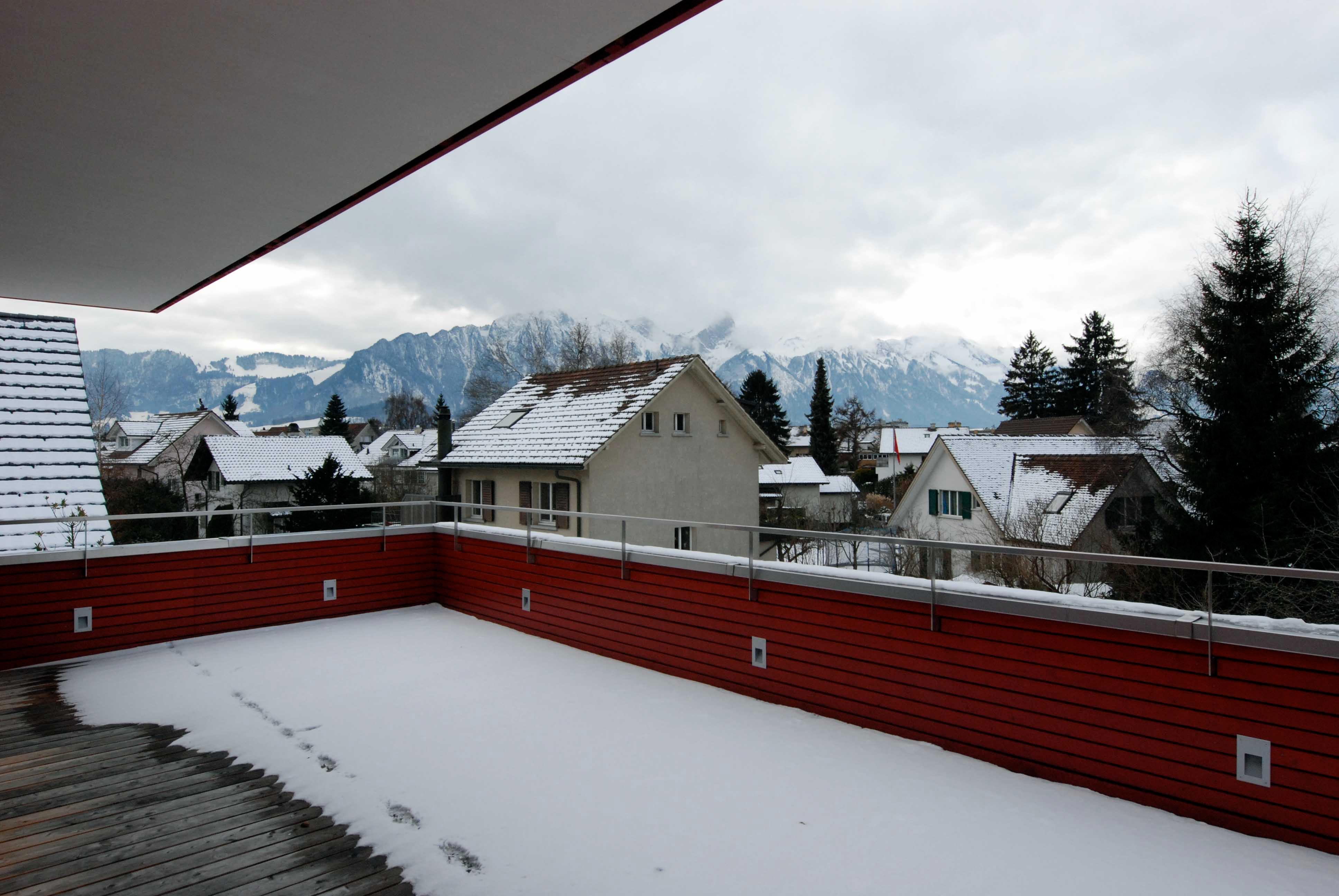 Architektur-Reportage Thun roter Kubus: Ausblick von Terasse ins Berner Oberland