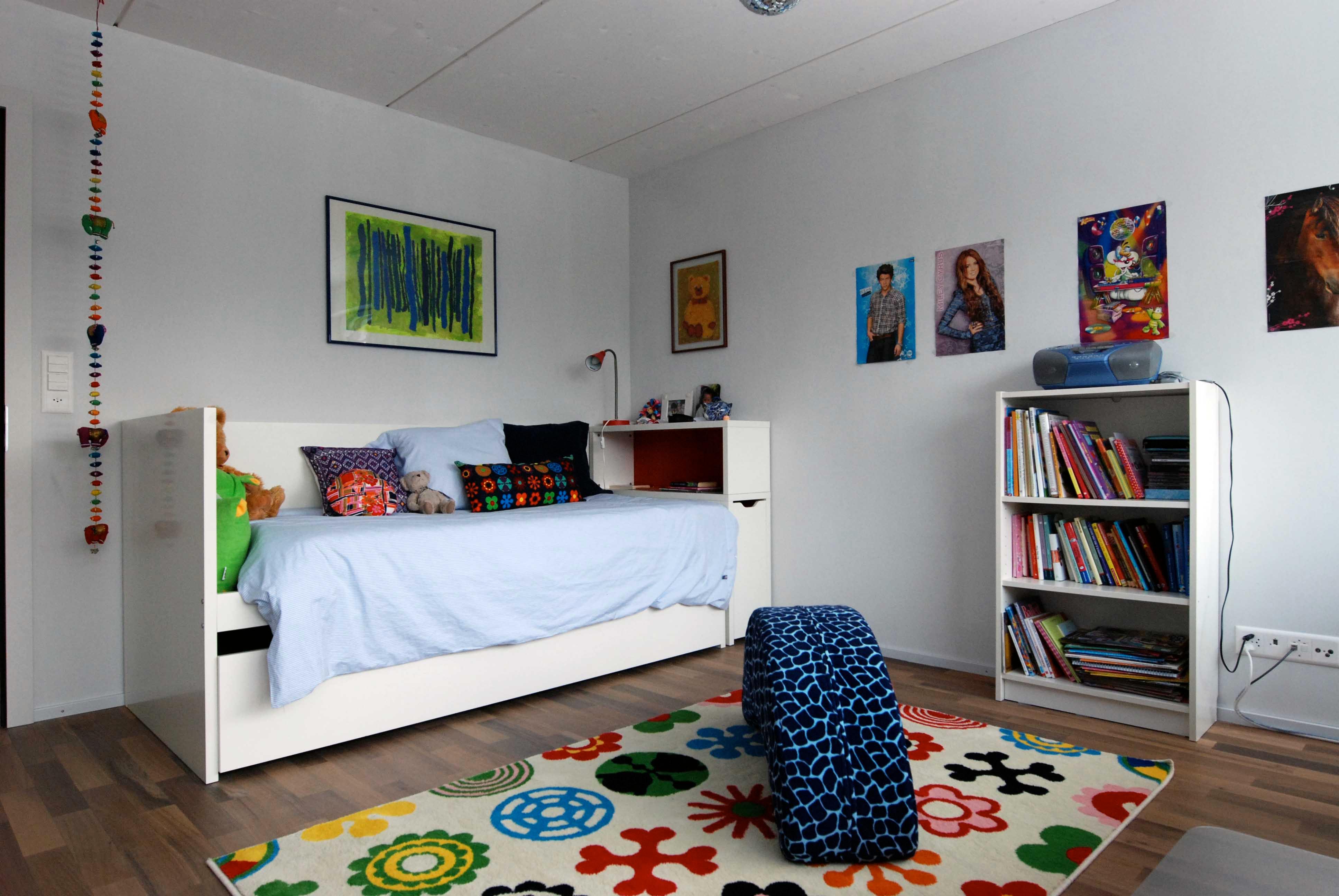  Architektur-Reportage Thun roter Kubus: Naturbaustoffe finden sich auch im bunten Kinderzimmer