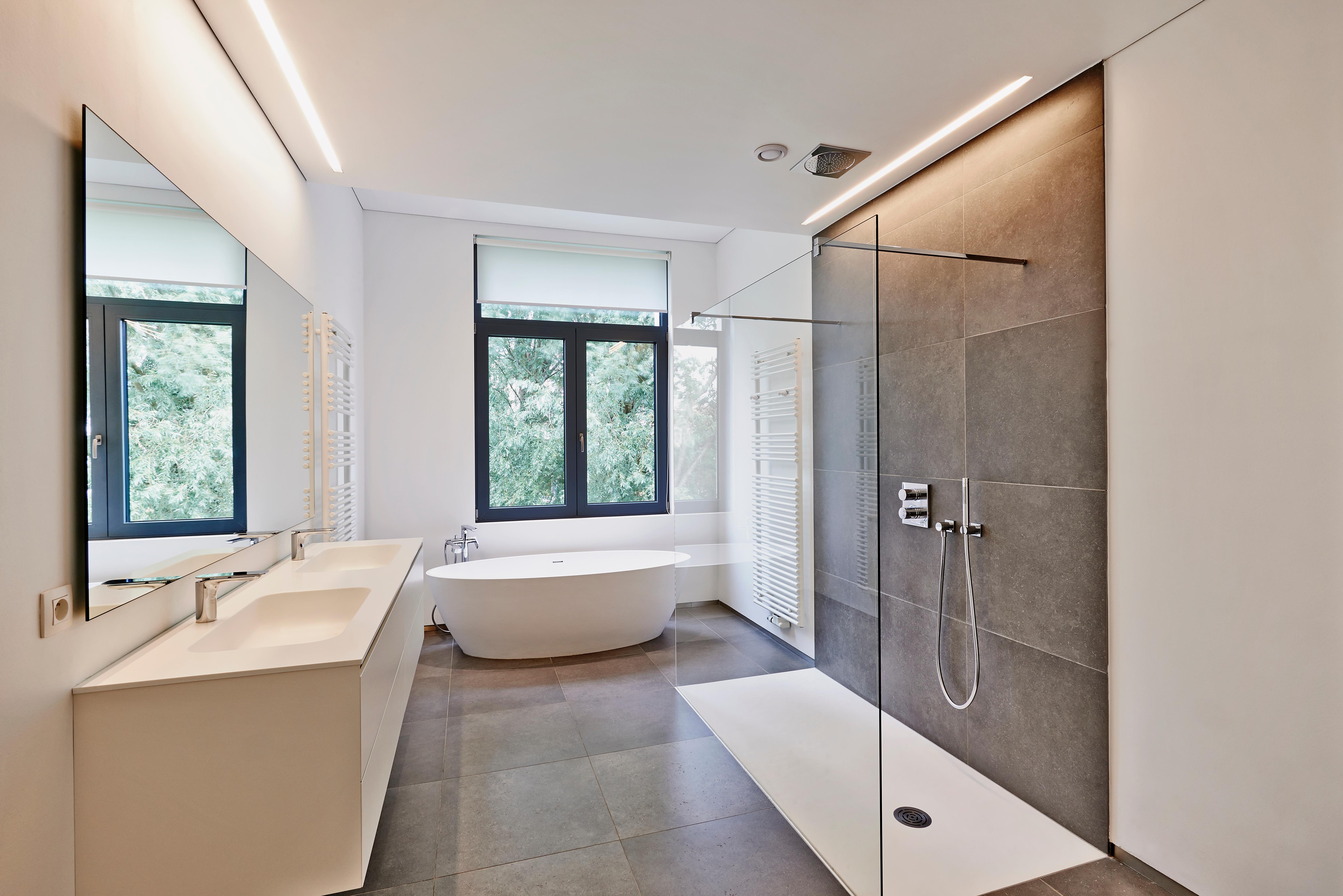 Ein minimalistisches Badezimmer mit grossen Fliesen.