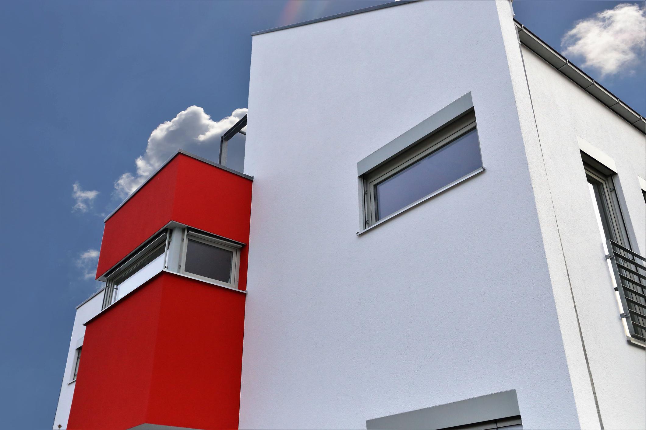 Farbenfrohe Gebäudefassade in rot und weiss 