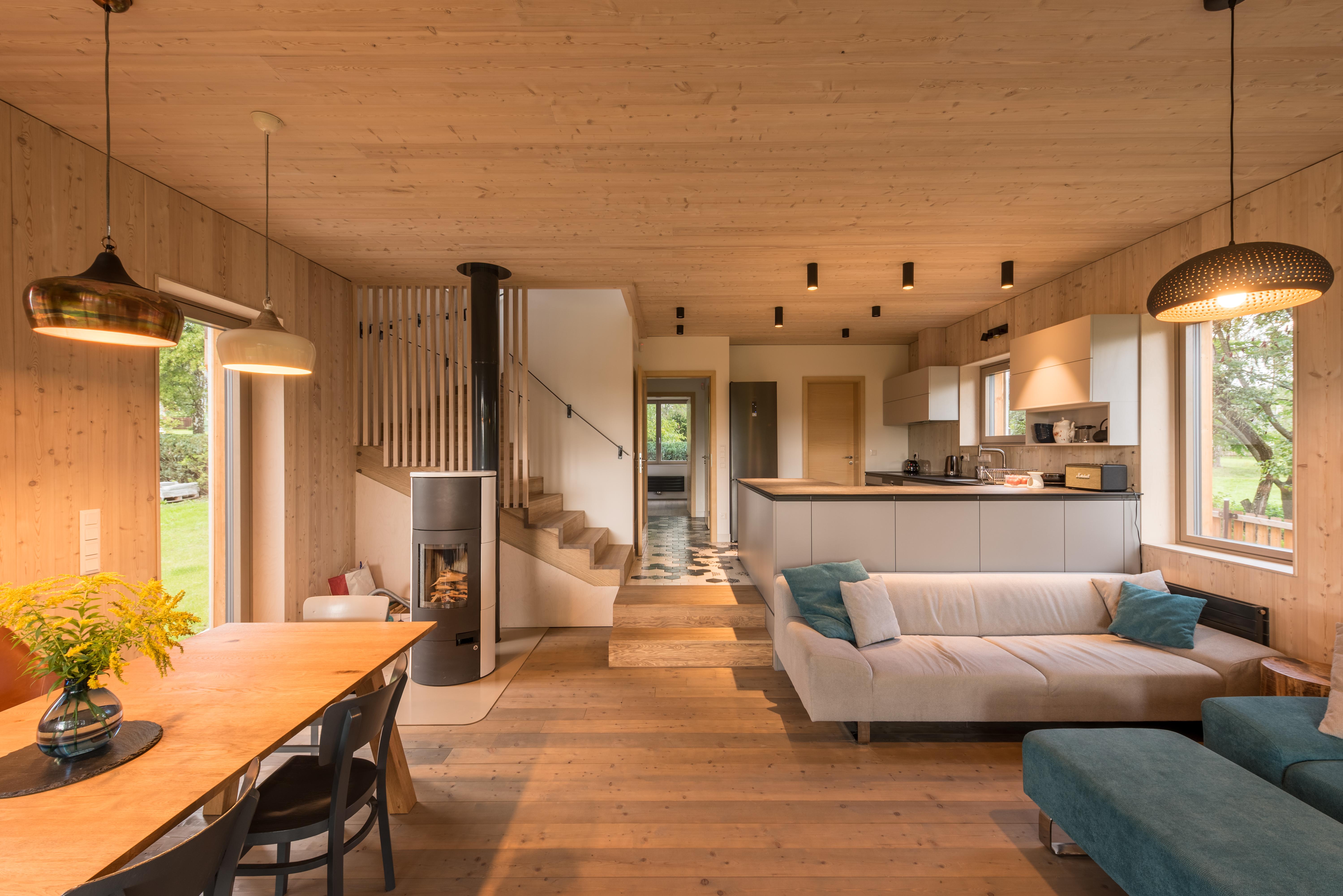 Wohnzimmer und Küche im Holzbaustil