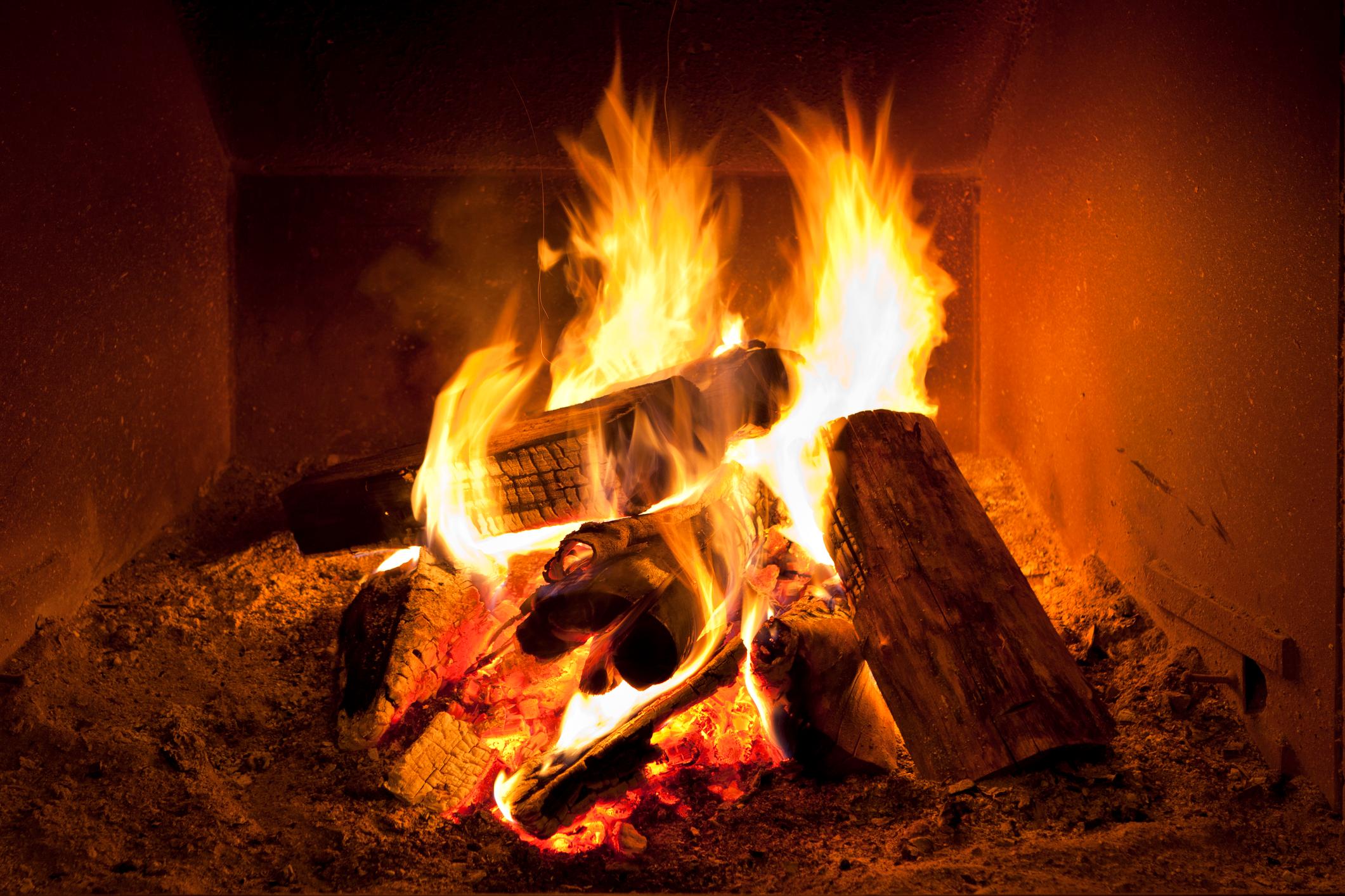 Das brodelnde Feuer der Holzfeuerung sollte möglichtst emissionsfrei bleiben