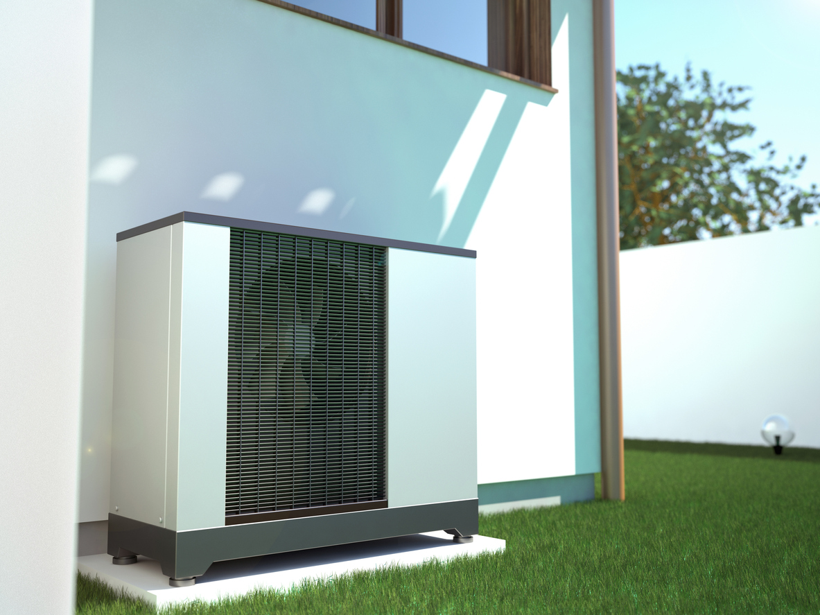 Ein Teil der Installation der Wärmepumpe steht im Garten - eine regelmässige Wartung ist nötig
