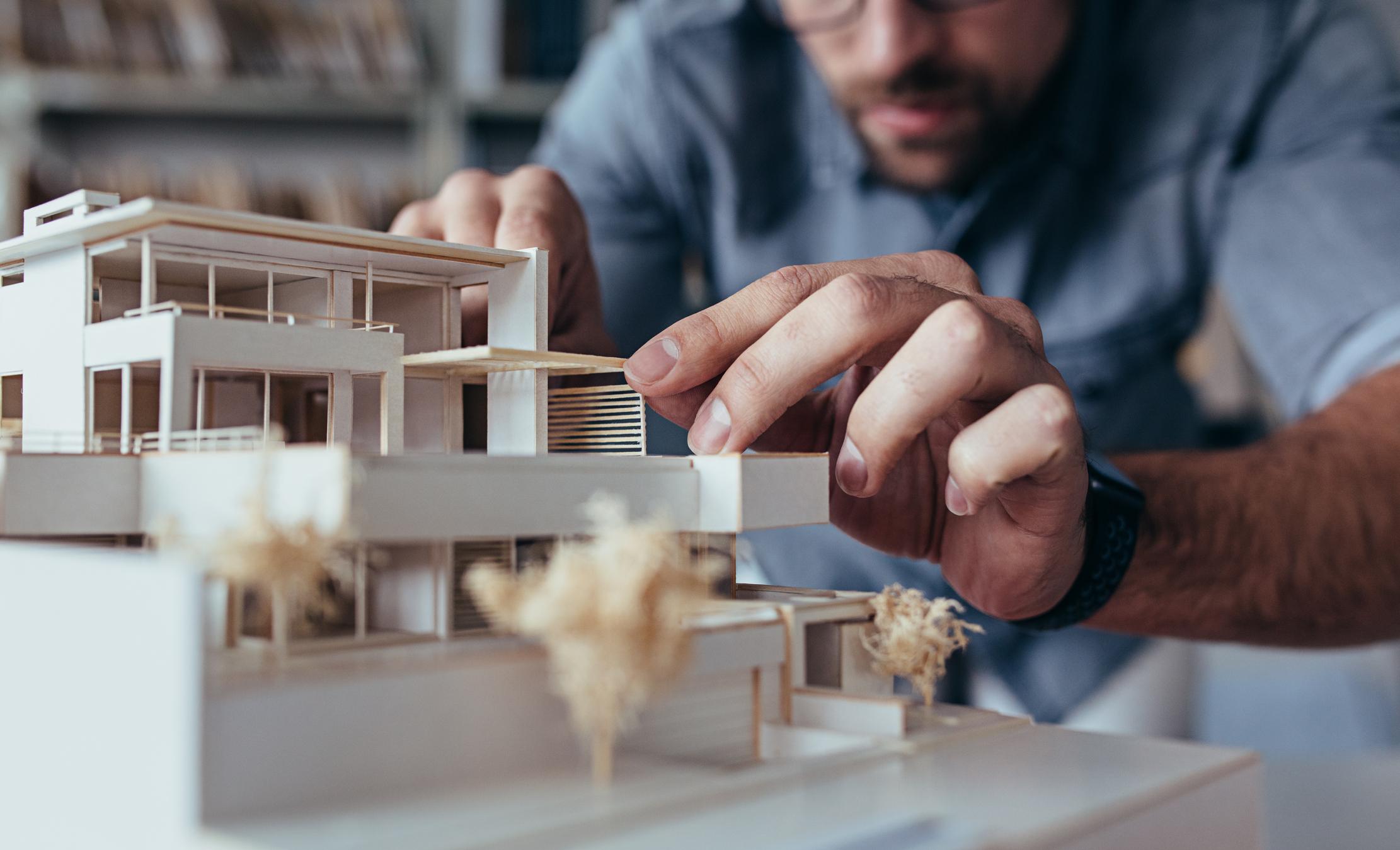 Wer mit einem Architekten zusammenarbeitet, hat bei der Wahl der Fachperson und des Honorierungsmodells ein paar Regeln zu beachten.