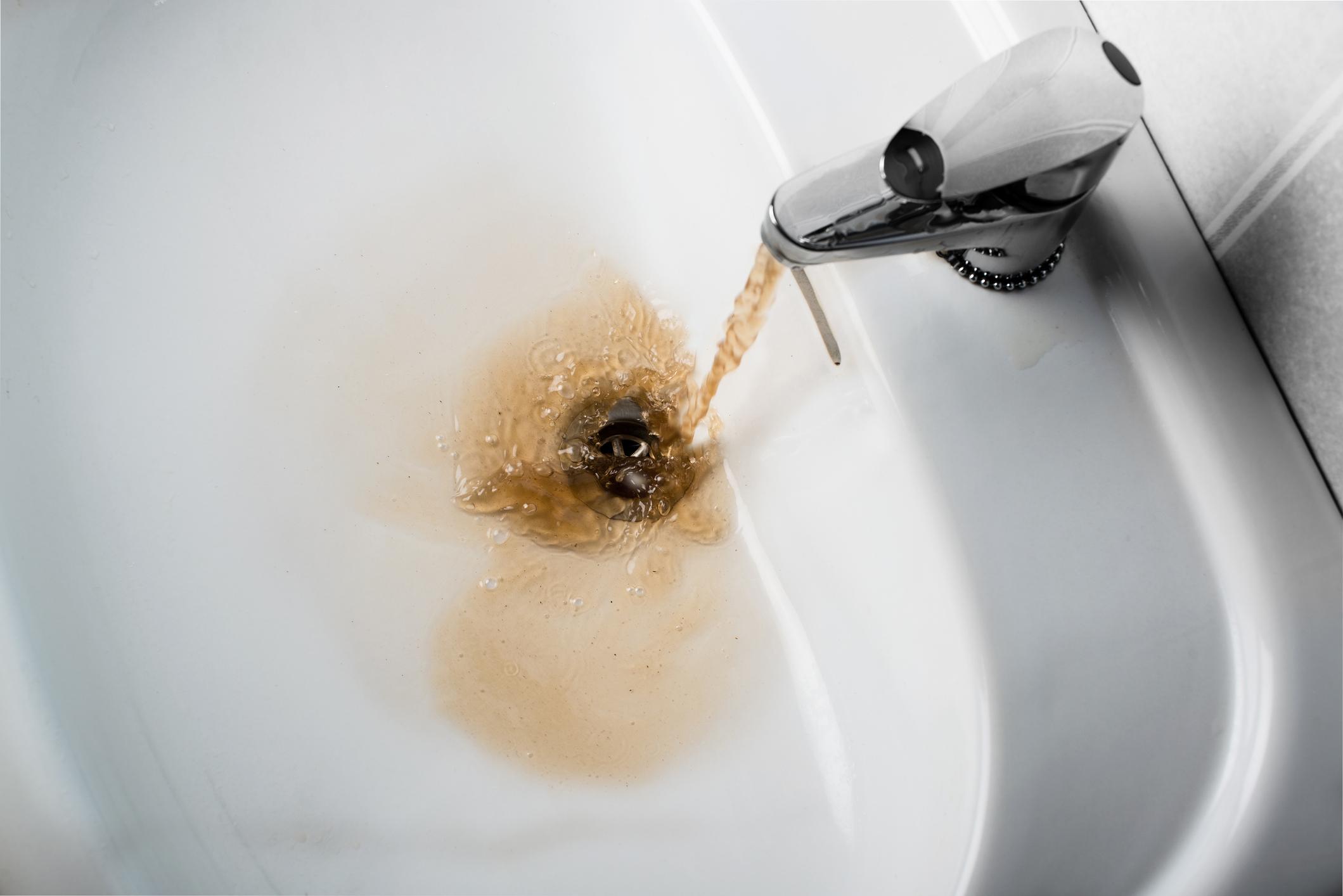  Ist das Wasser rostrot, muss die Wasserleitung saniert werden