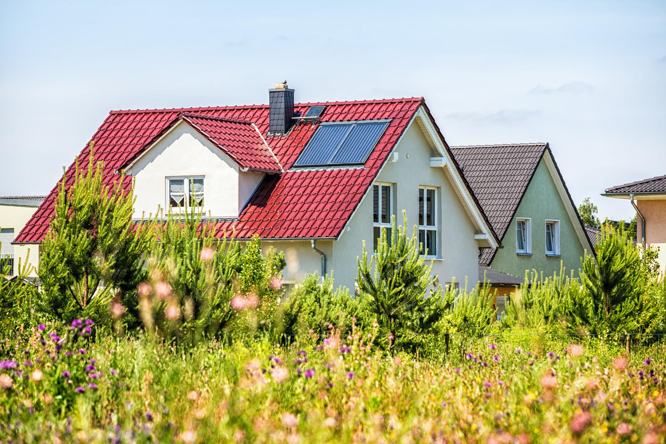 Einfamilienhaus mit Garten: Der amtliche Wert, Verkehrswert und Versicherungswert können weit voneinander abweichen. 