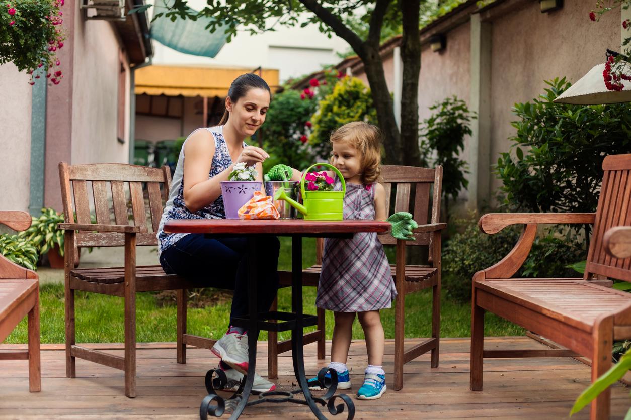  Mutter mit Kind auf der Terrasse,  was ist Ihnen wichtig? - Bedürfnisanalyse beim Hauskauf
