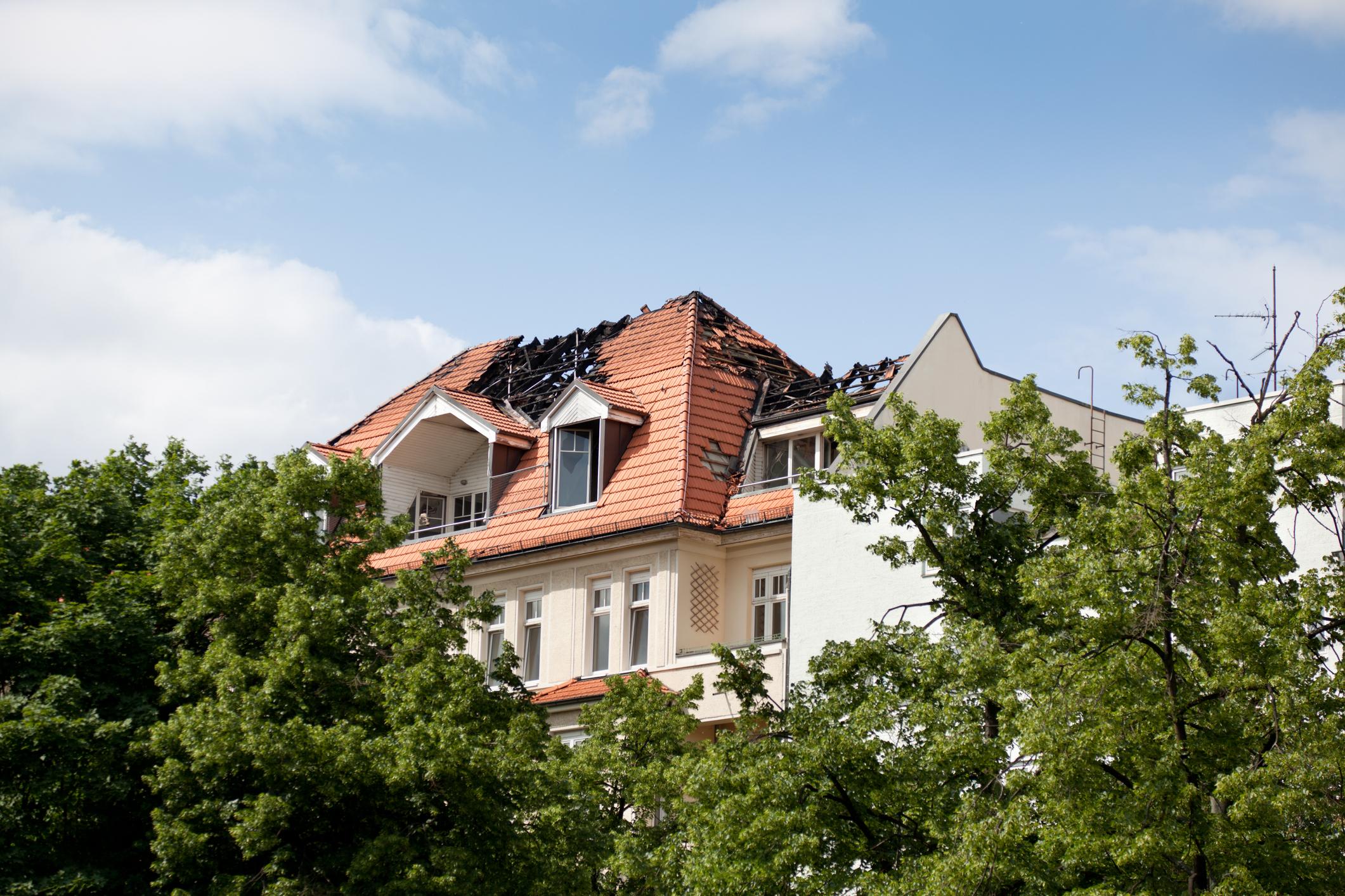Die Gebäudeversicherung deckt Feuer- und Elementarschäden. 
