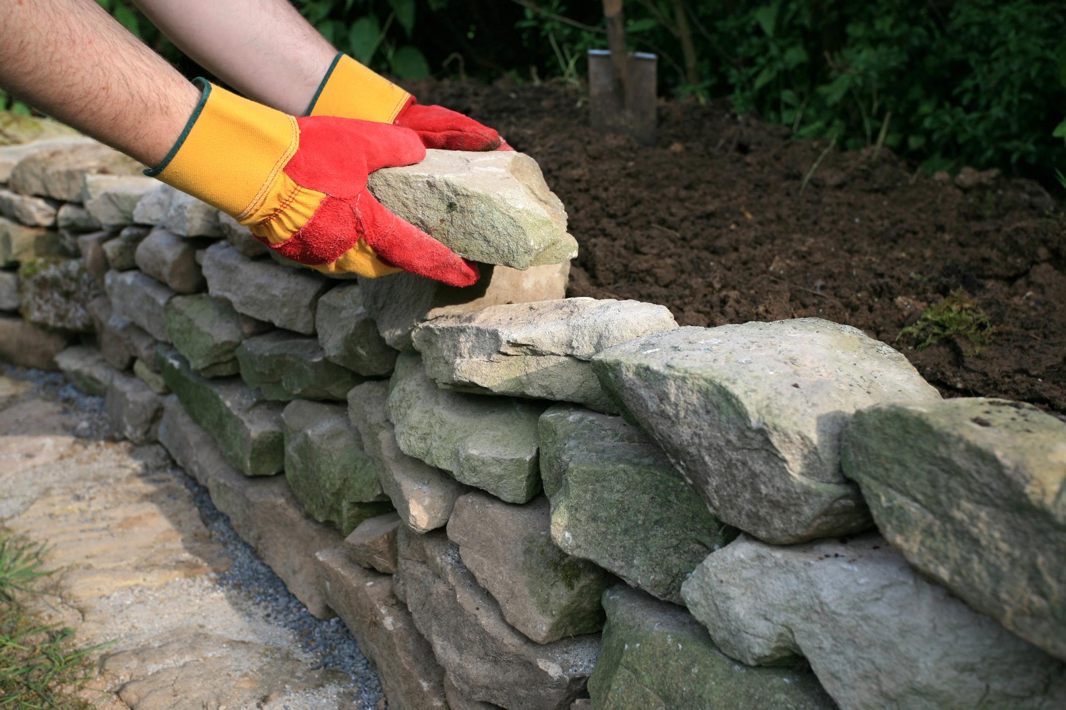 Construire un mur en pierres sèches
