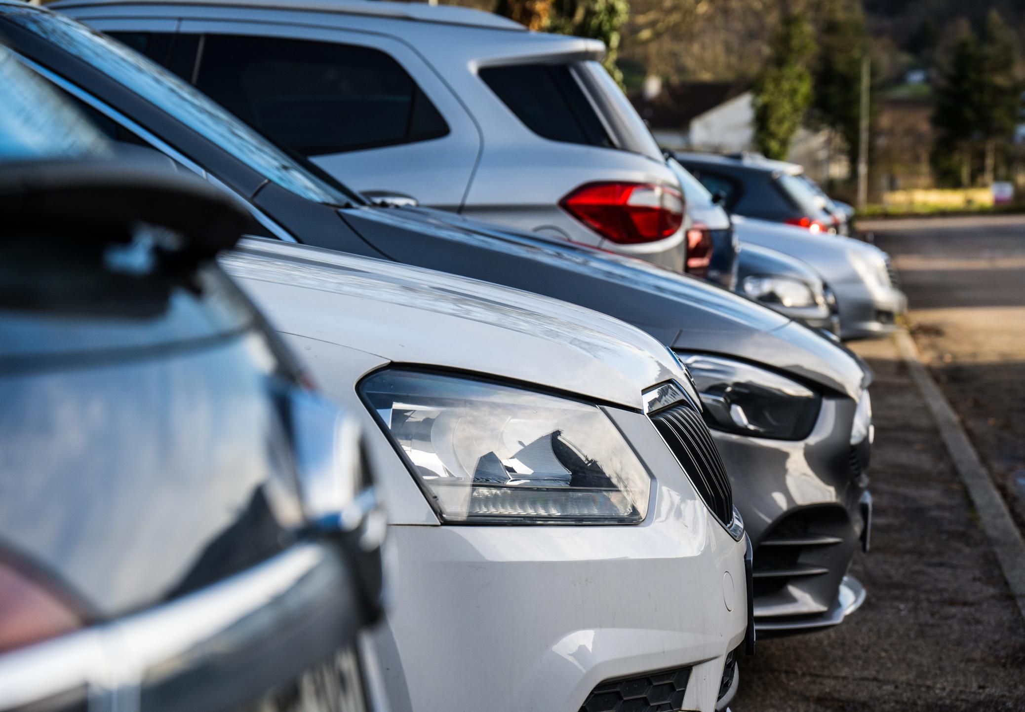 Fremde Autos auf dem Privatparkplatz