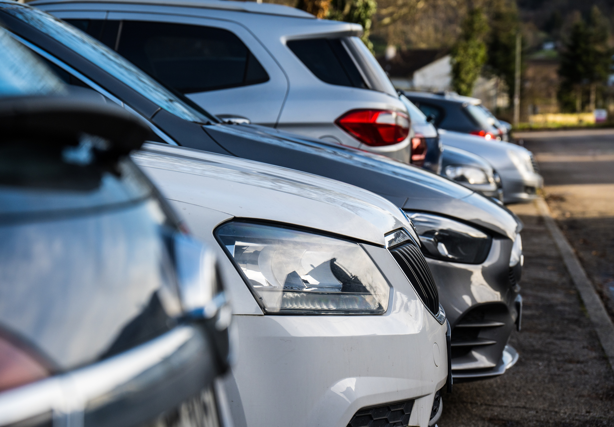 Fremde Autos auf dem Privatparkplatz