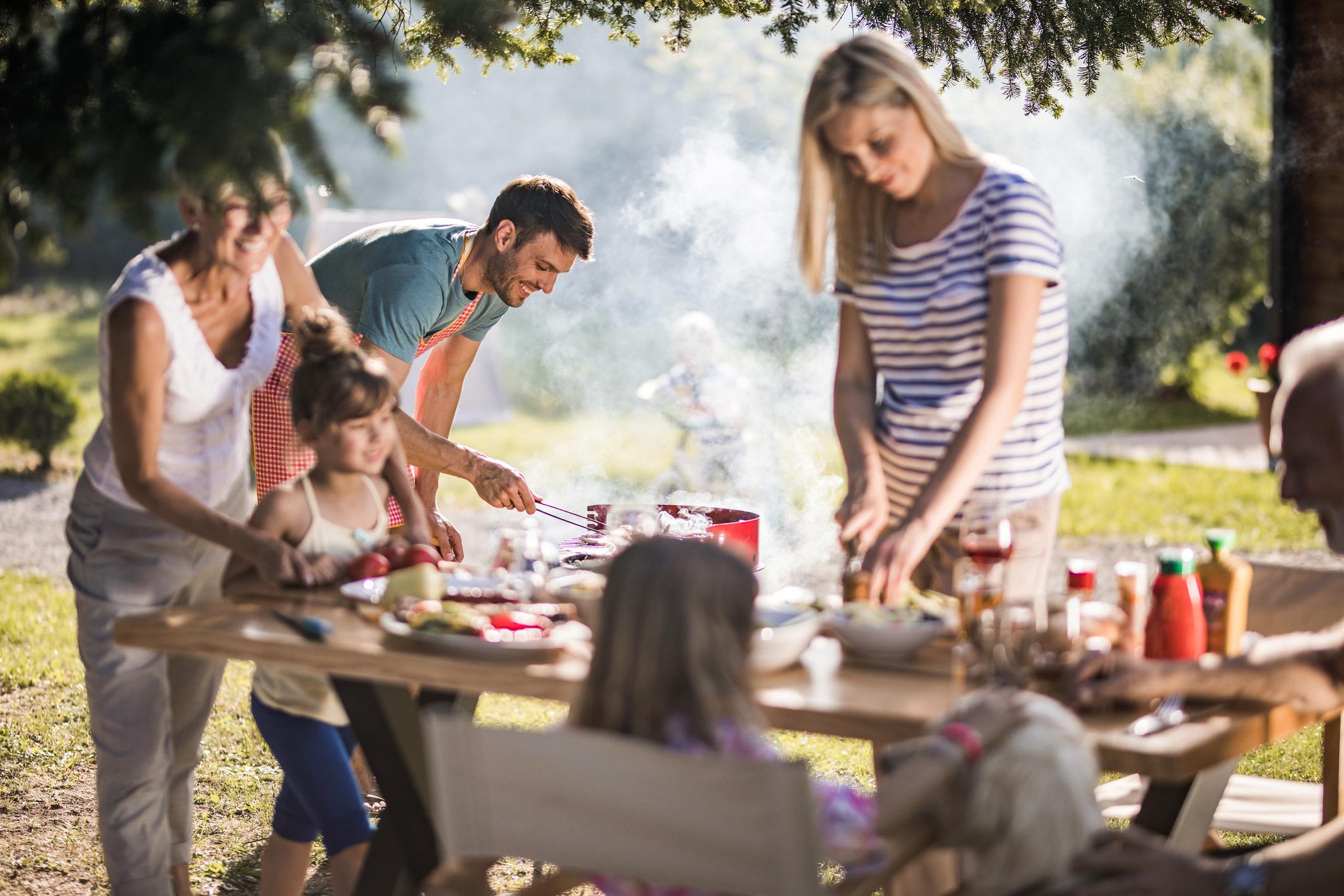 Eine grössere Grillparty bei den Nachbarn anzukündigen, ist oftmals ein guter Weg, unangenehme Situationen mit genervten Nachbarn zu umgehen.