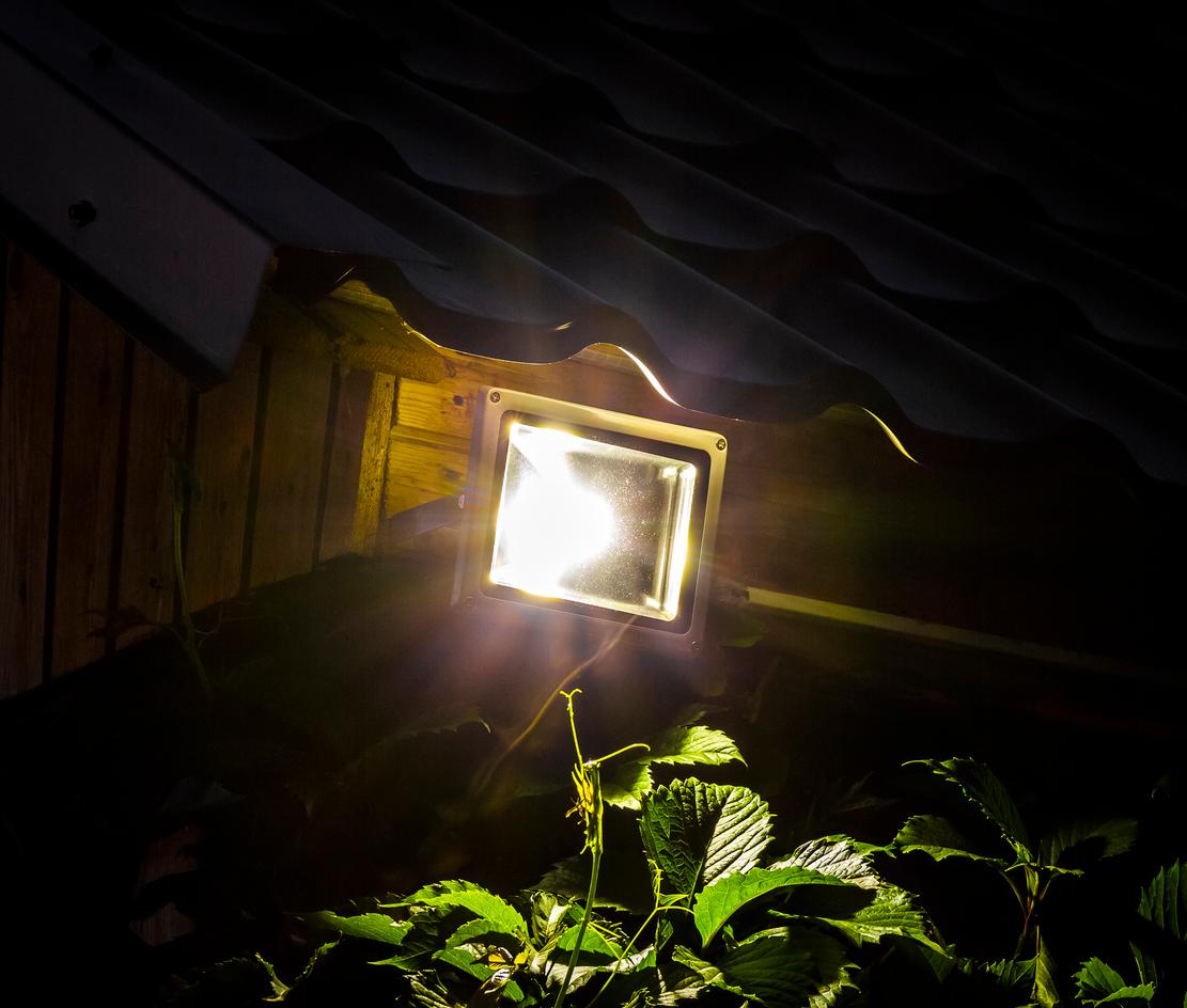 Les lumières installées à l'extérieur d'une maison aident à la protection contre l'effraction