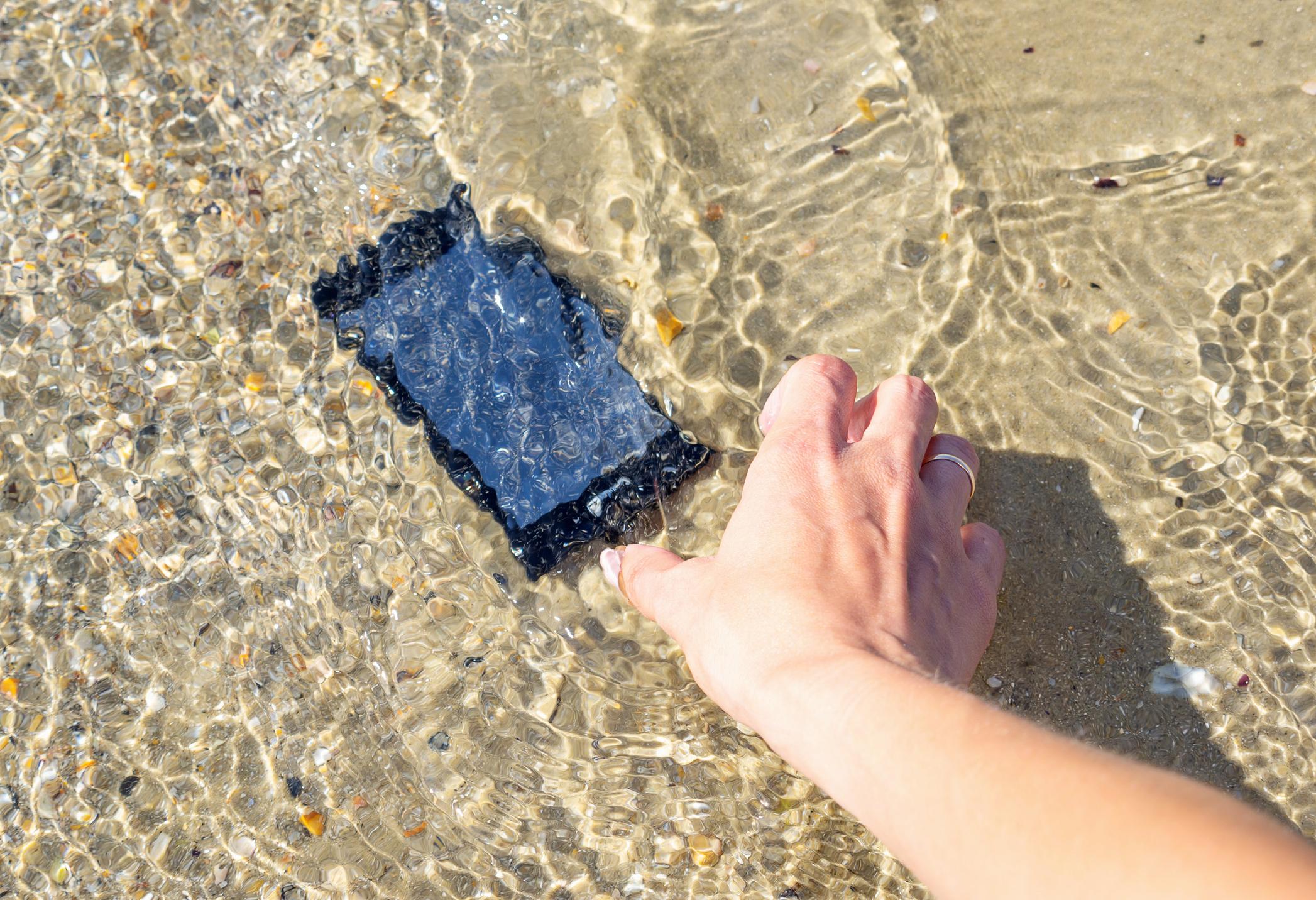 Handy baden gegangen? So trocknen Sie Ihr nasses Smartphone wieder.