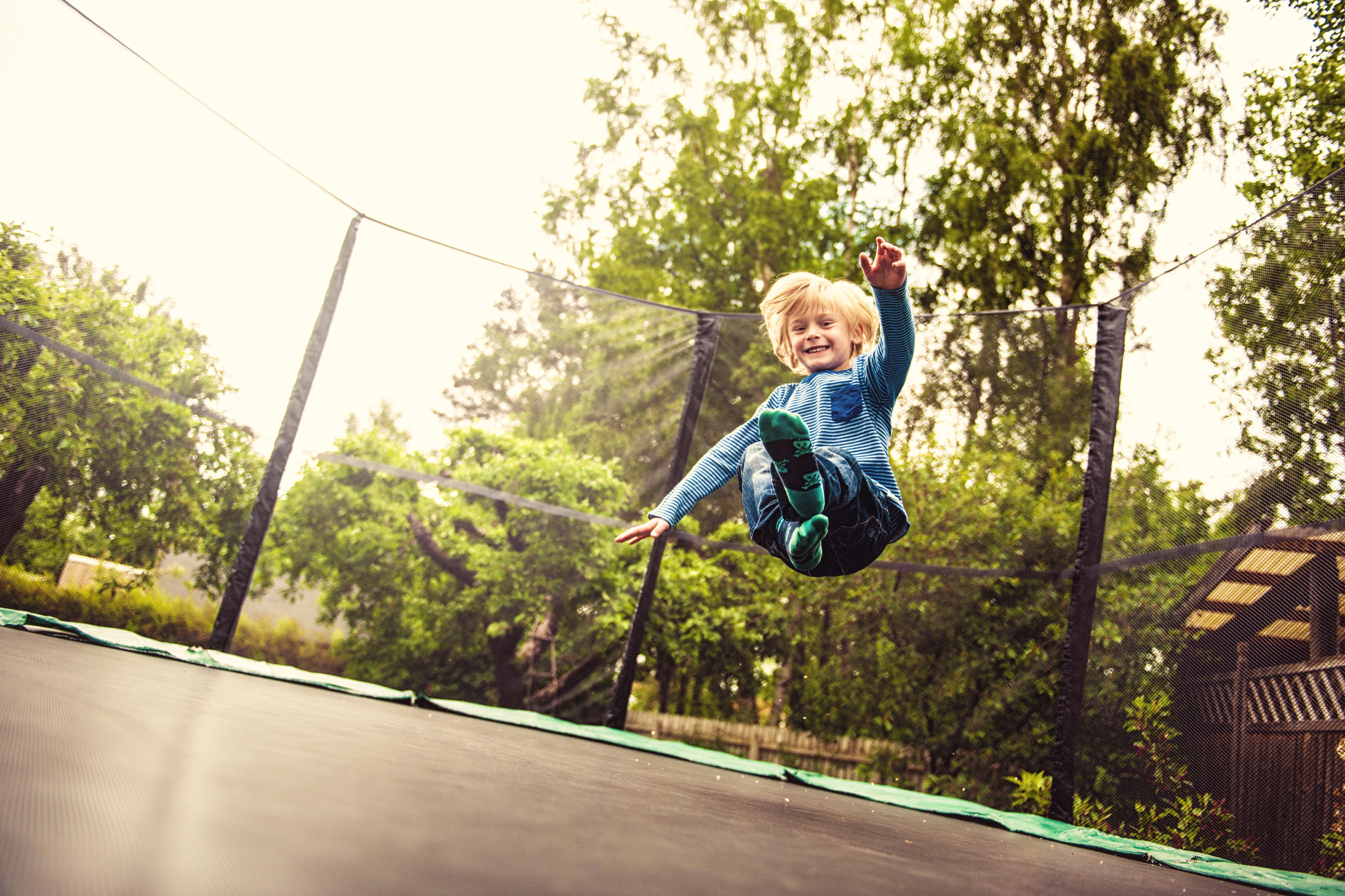 Un trampoline dans le jardin est le rêve de tous les enfants, mais il n'est pas sans danger