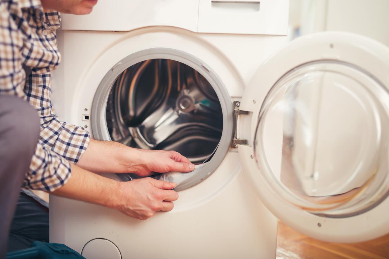DIY Reparaturen Waschmaschine und Tumbler: eine alte Waschmaschine muss gewartet werden