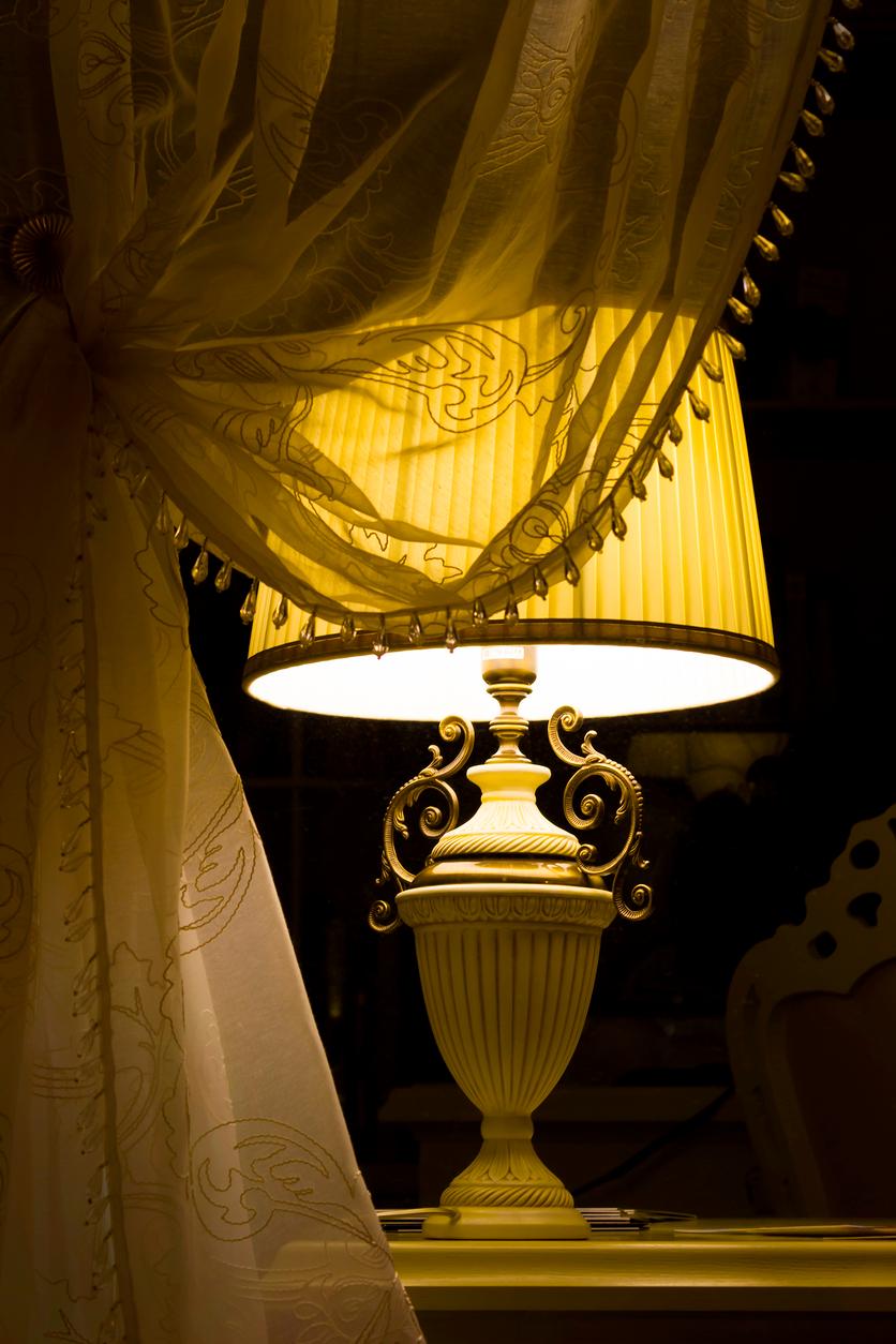 Eine Lampe im Vintage-Stil sorgt für behagliches Licht