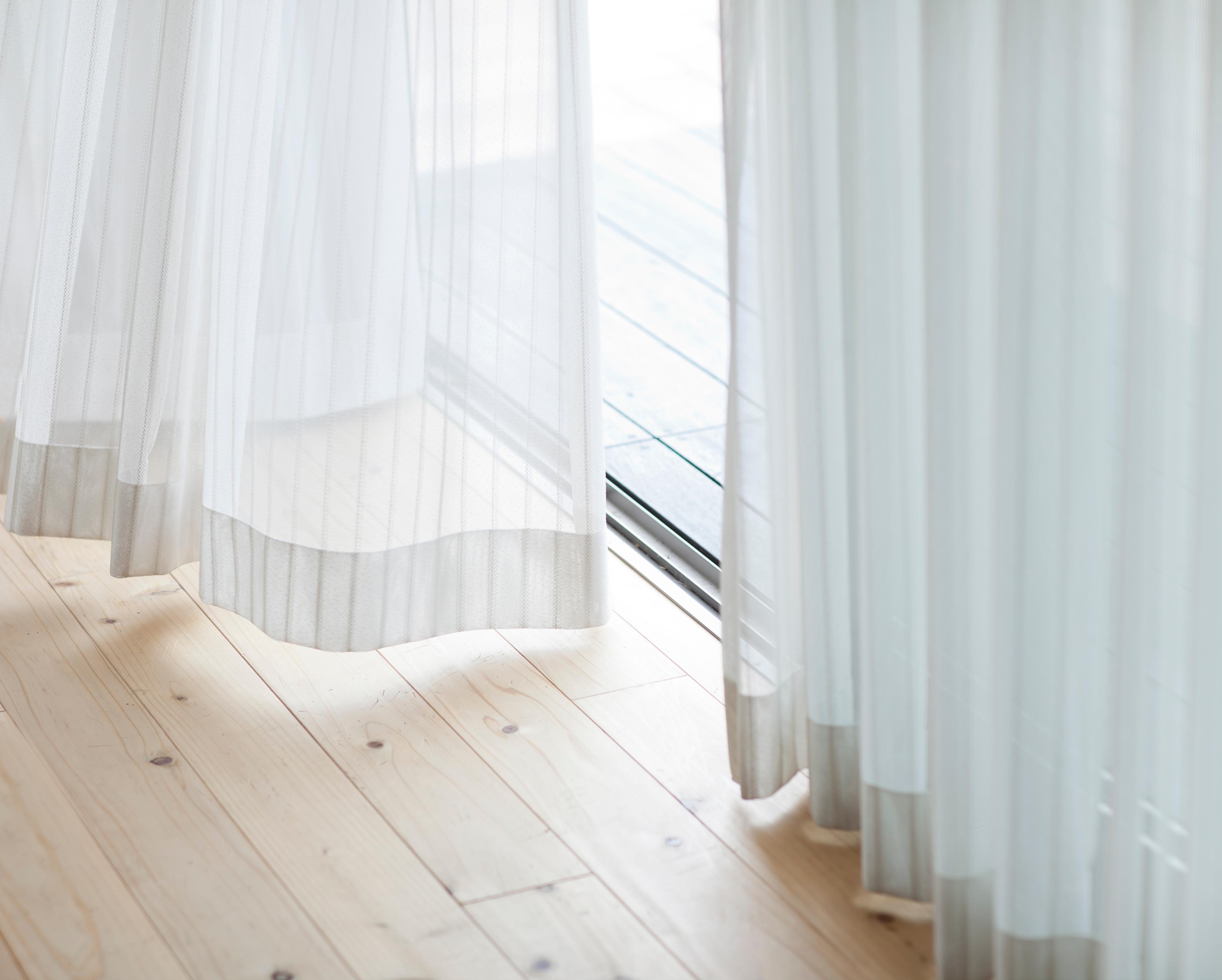 Des rideaux donnent à la pièce un aspect plus accueillant et plus doux et complètent un aménagement.