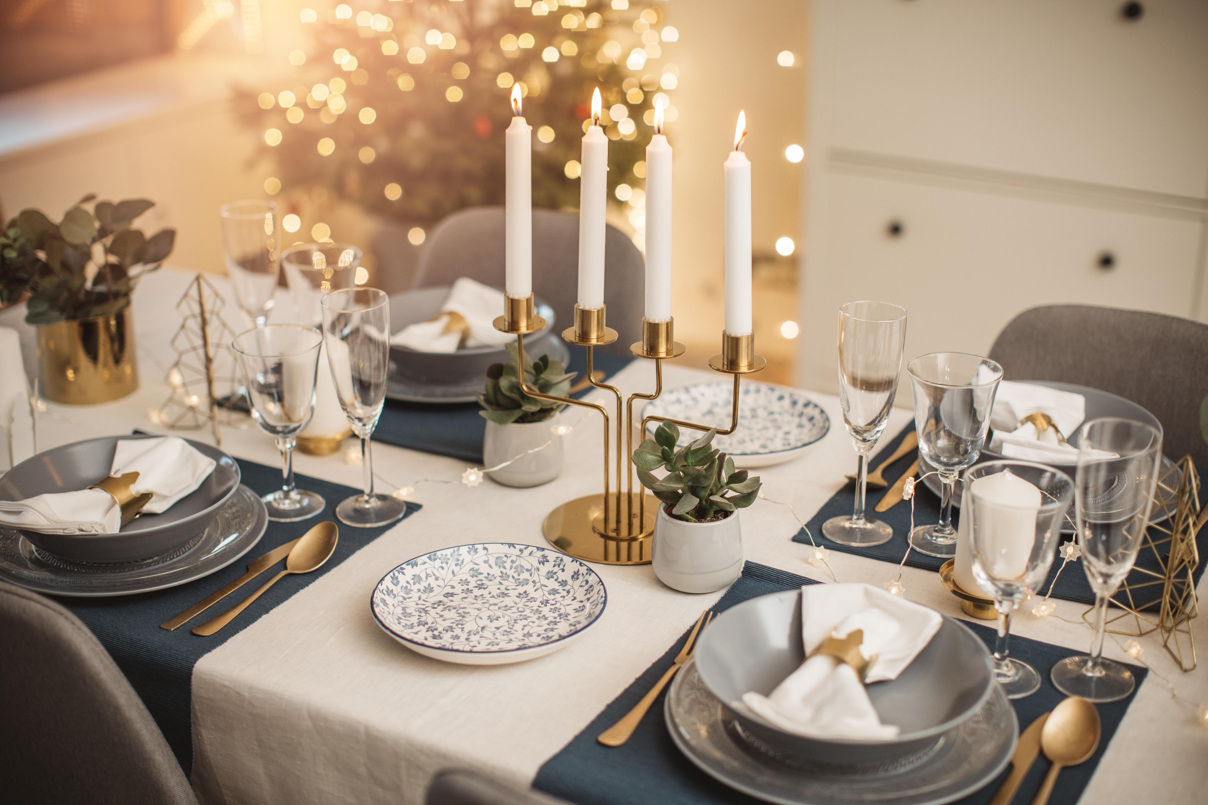 Ambiance de Noël sur les tables en or