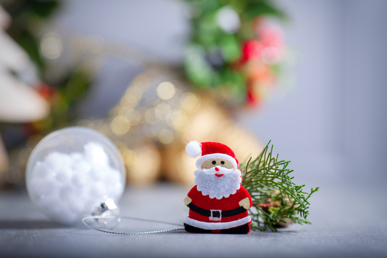 Joyeux Noël Carte De Voeux Avec Dessin Animé Père Noël Renne Et Bonhomme De Neige Dans La Neige Et Les Arbres De Noël Paysage PNG , Clipart De Noël, Clipart De Bonhomme
