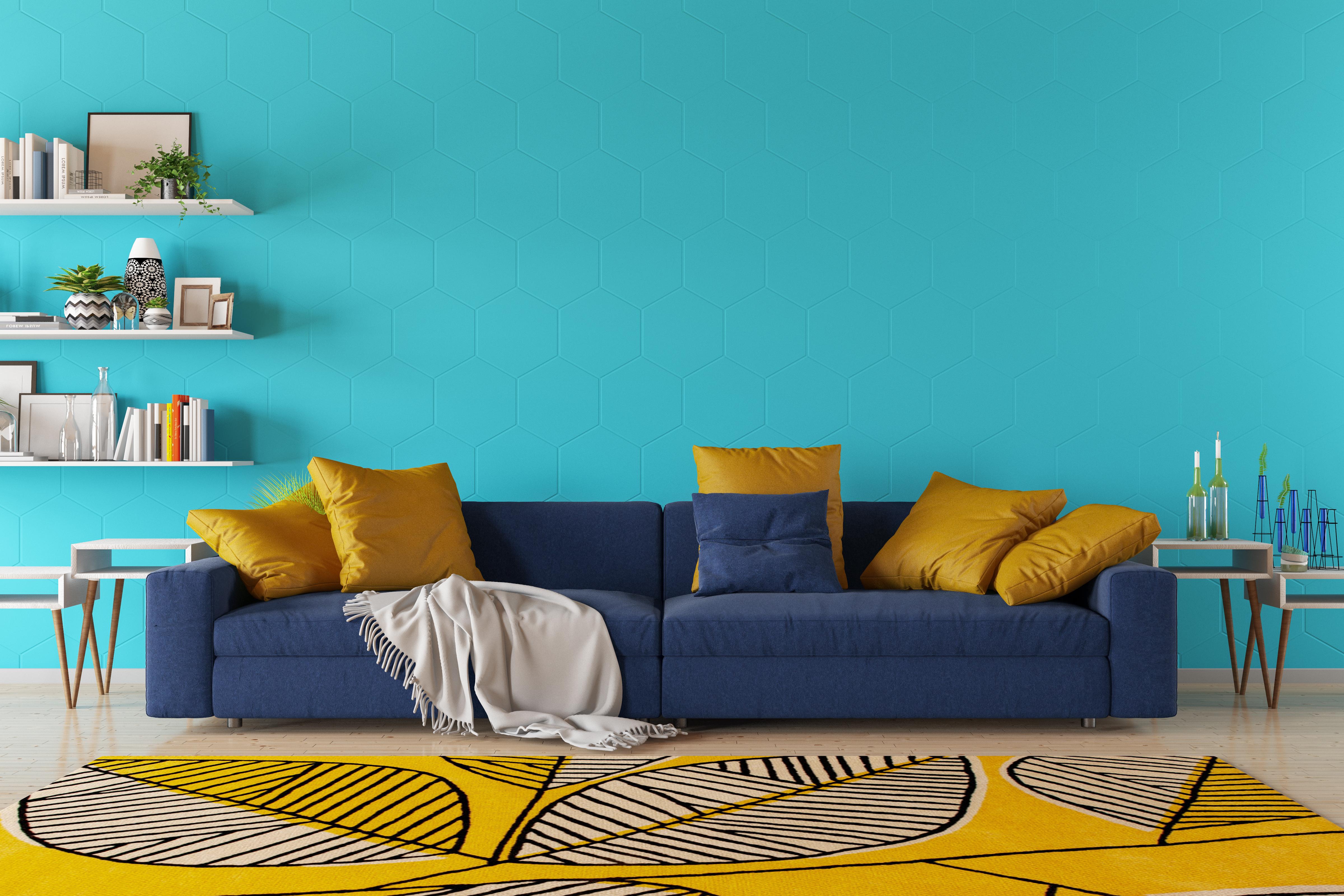 Ein buntes Wohnzimmer mit einer blauen Wand und einem gelben Teppich.