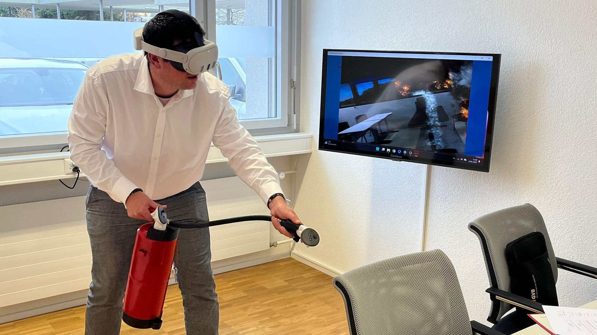 Durchführung eines virtuellen Feuerlöschtrainings mit VR-Brille