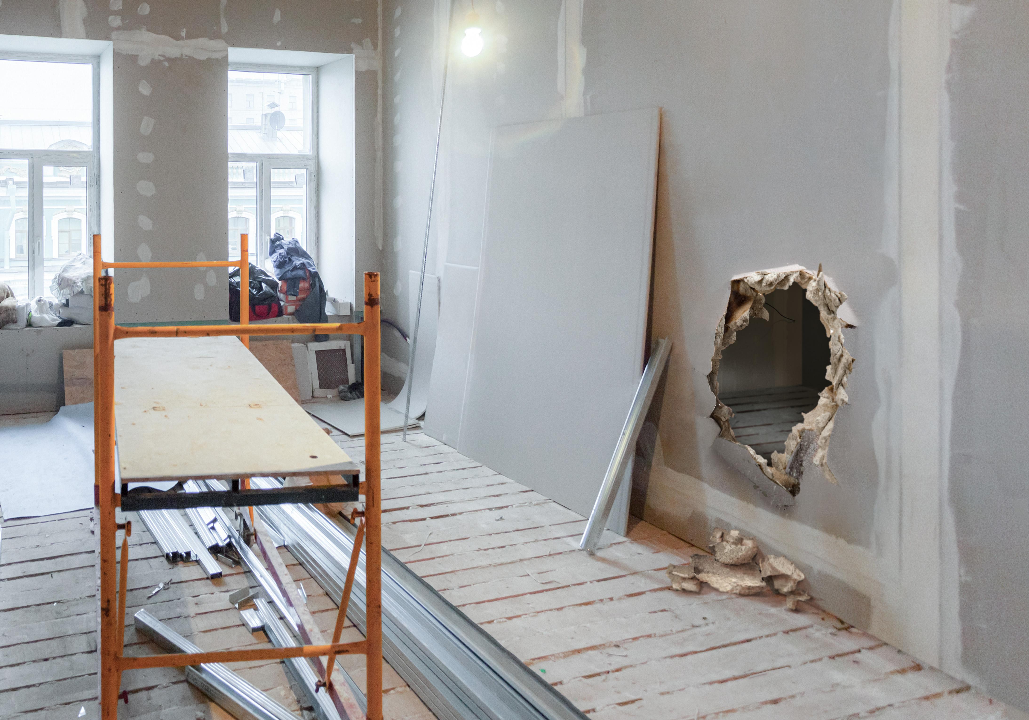 Bauwesenversicherung-schadenbild-Wohnwand