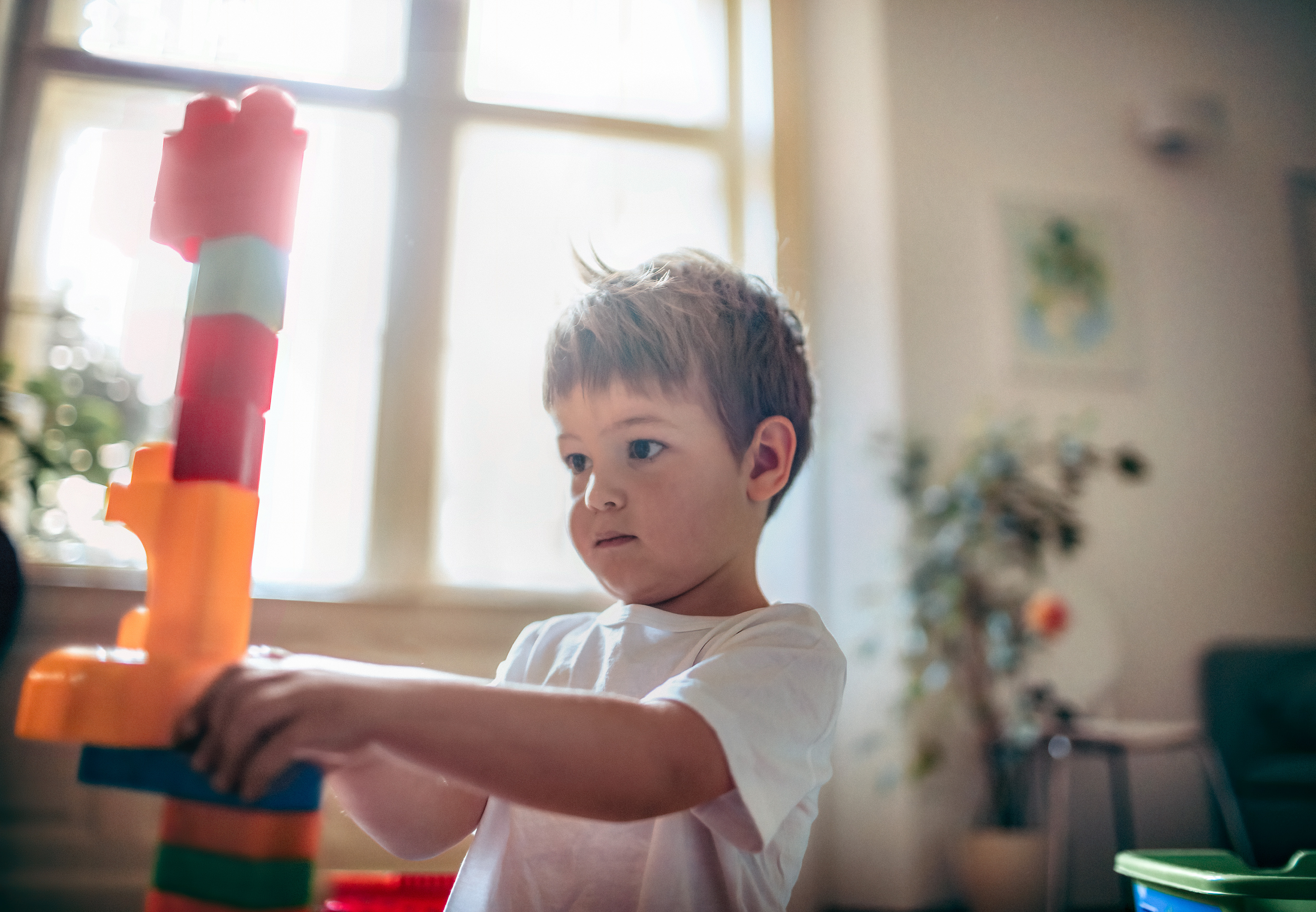  Junge baut Turm mit Duplo