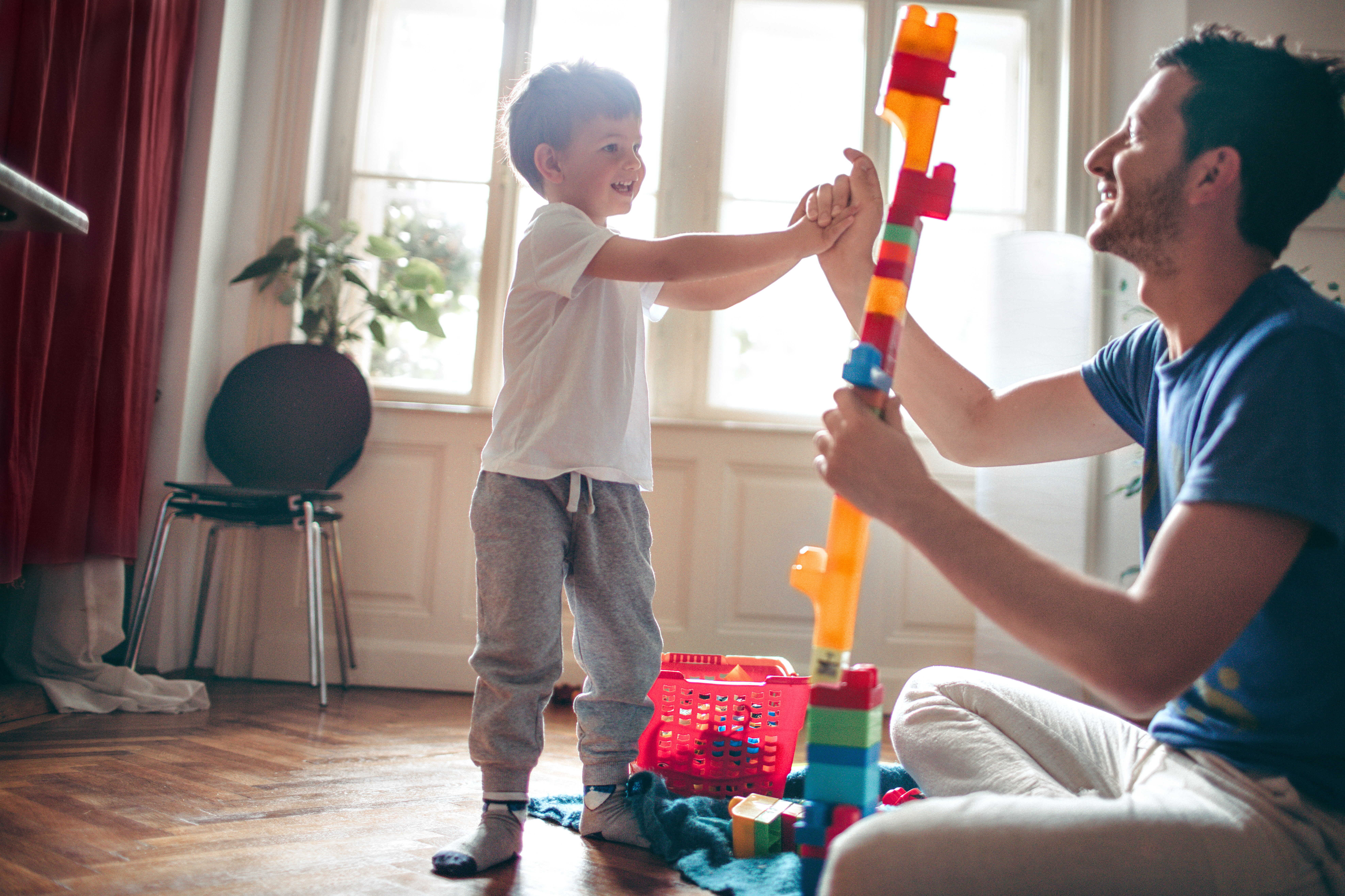  Vater baut mit Sohn einen Duploturm