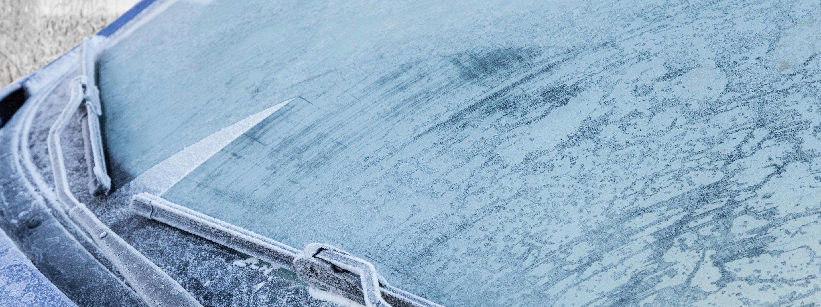 Vereiste Autoscheibe im Winter