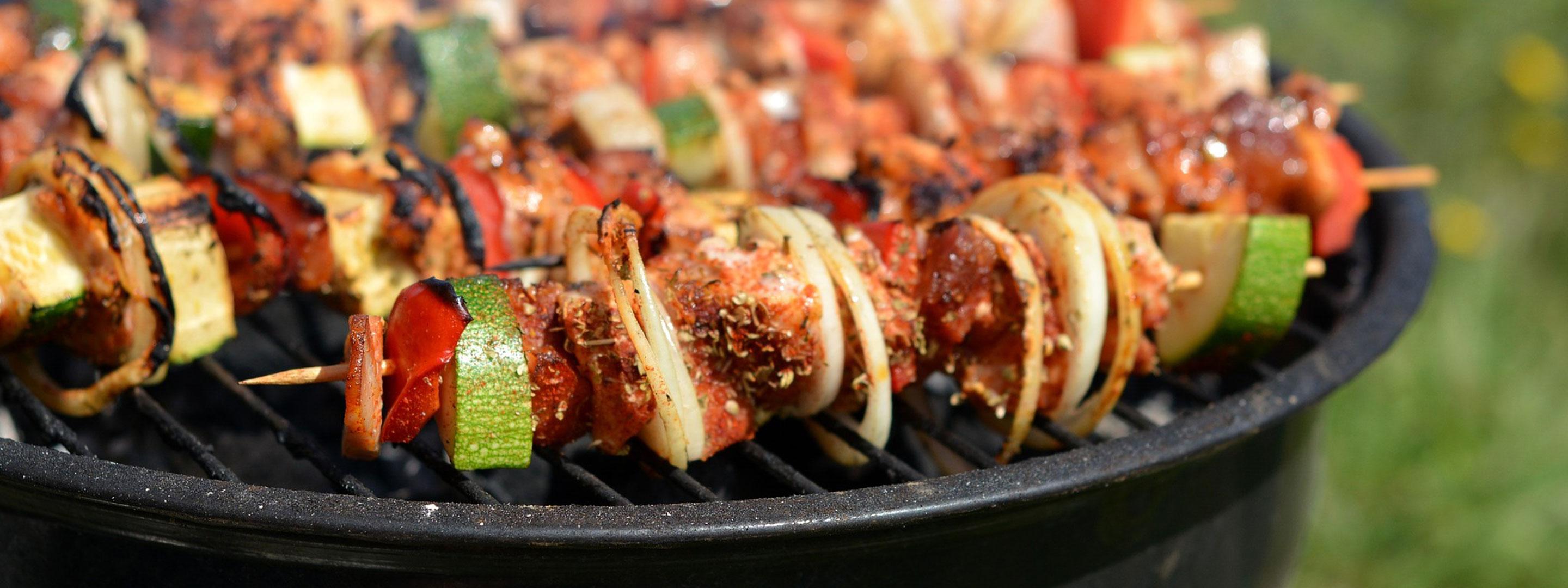 Grillspiesse auf dem Holzkohlegrill