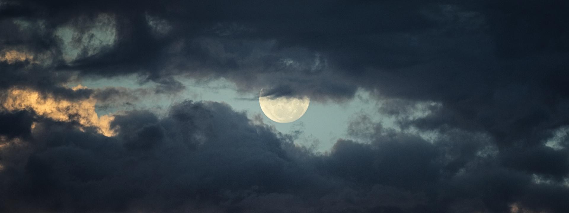 Lune cachée dans les nuages