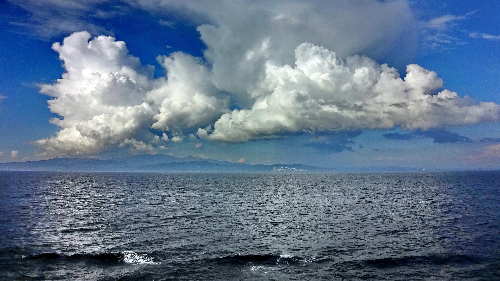 Wolken über dem atlantischen Ozean