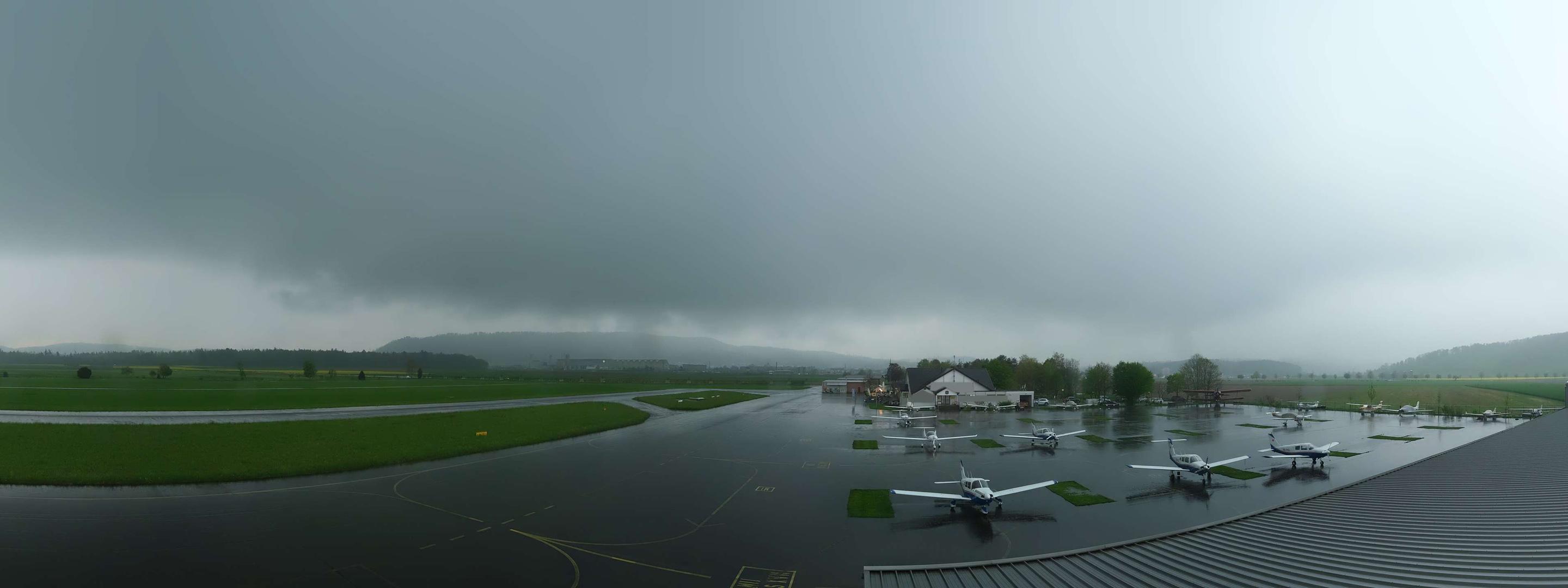 Immagine livecam Birrfeld Campo d'aviazione, 28 aprile 2023